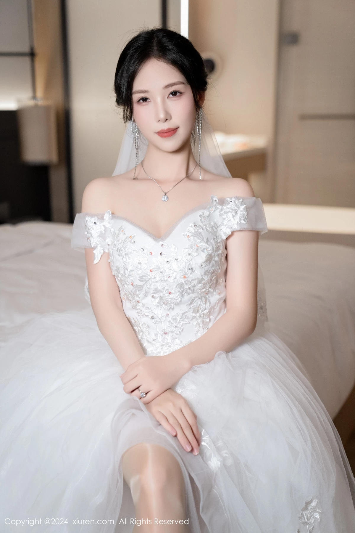 [[XiuRen秀人网]秀人网]No.8998_模特利世浴室场景性感白色婚纱配超薄肉丝秀完美身材诱惑写真100P