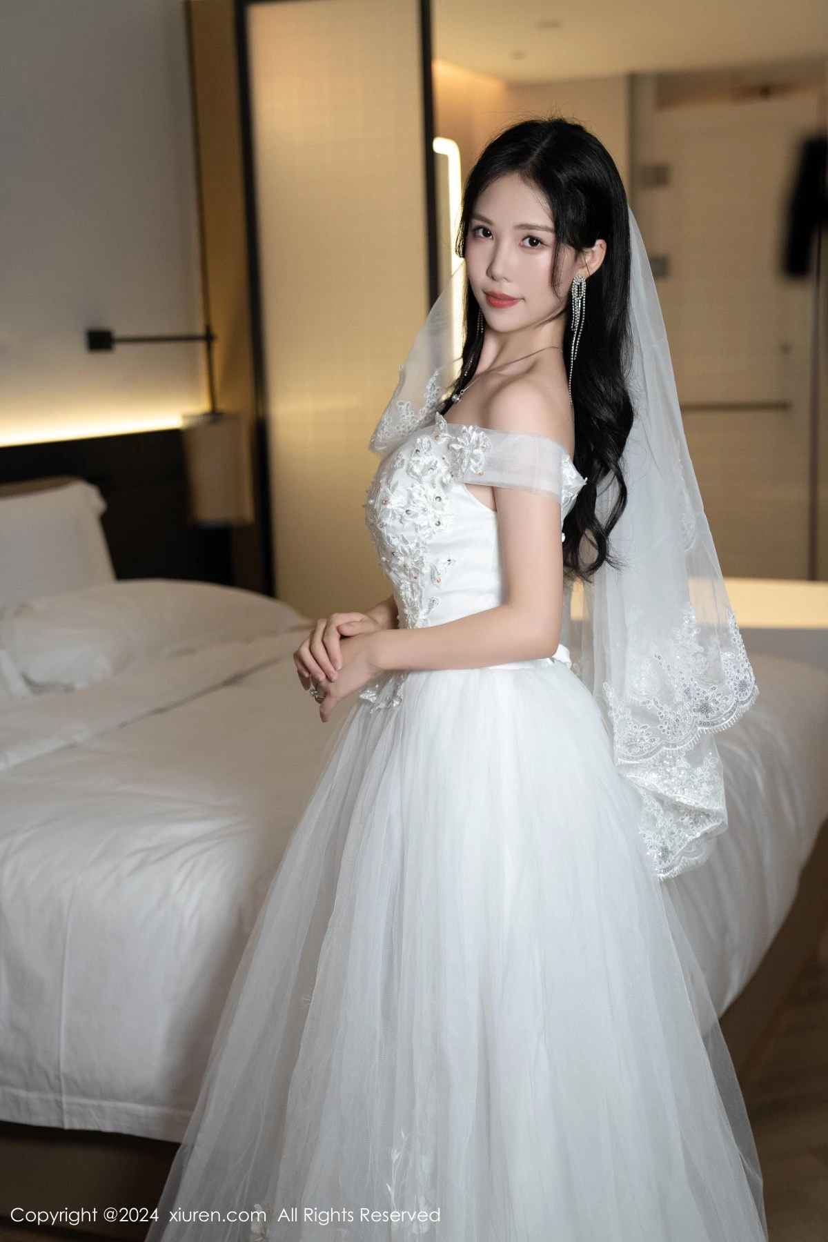 [[XiuRen秀人网]秀人网]No.8998_模特利世浴室场景性感白色婚纱配超薄肉丝秀完美身材诱惑写真100P