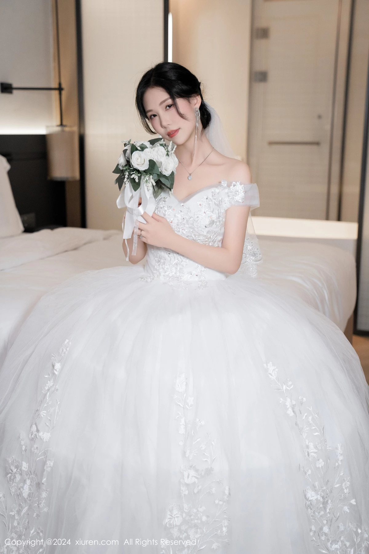 [[XiuRen秀人网]秀人网]No.8998_模特利世浴室场景性感白色婚纱配超薄肉丝秀完美身材诱惑写真100P