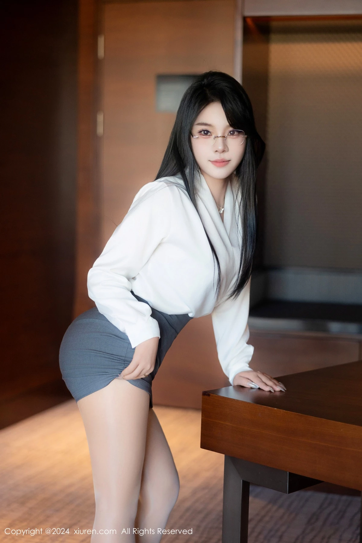 [[XiuRen秀人网]秀人网]No.8989_新人模特麦田性感白色OL服饰露蓝色内衣配超薄肉丝撩人诱惑写真83P