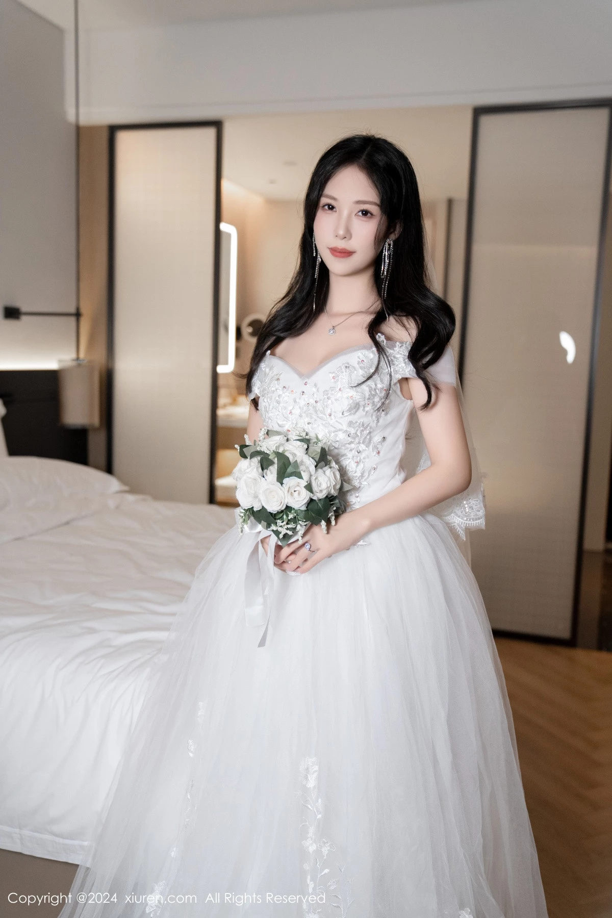 [[XiuRen秀人网]秀人网]No.8998_模特利世浴室场景性感白色婚纱配超薄肉丝秀完美身材诱惑写真100P