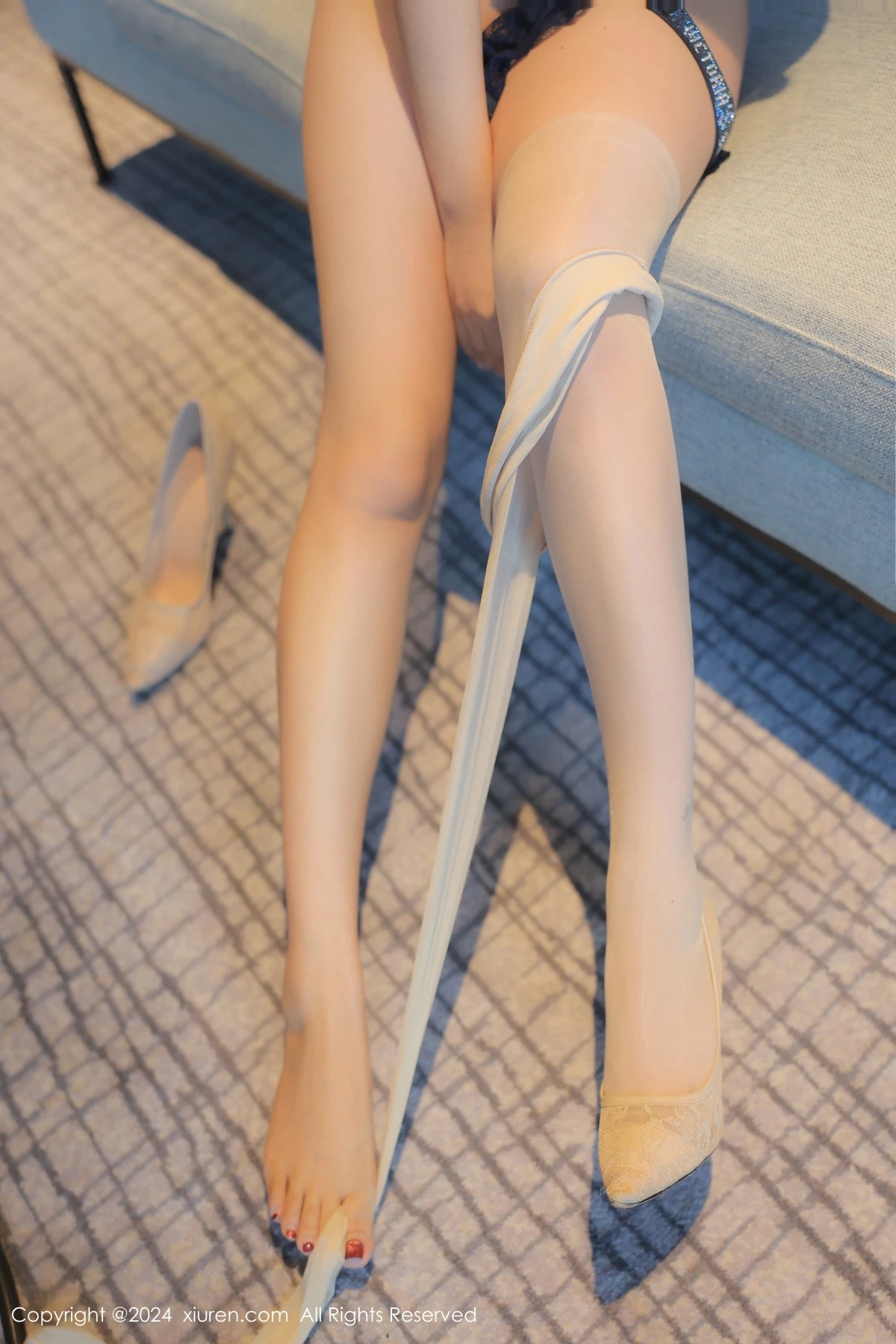 [[XiuRen秀人网]秀人网]No.8989_新人模特麦田性感白色OL服饰露蓝色内衣配超薄肉丝撩人诱惑写真83P