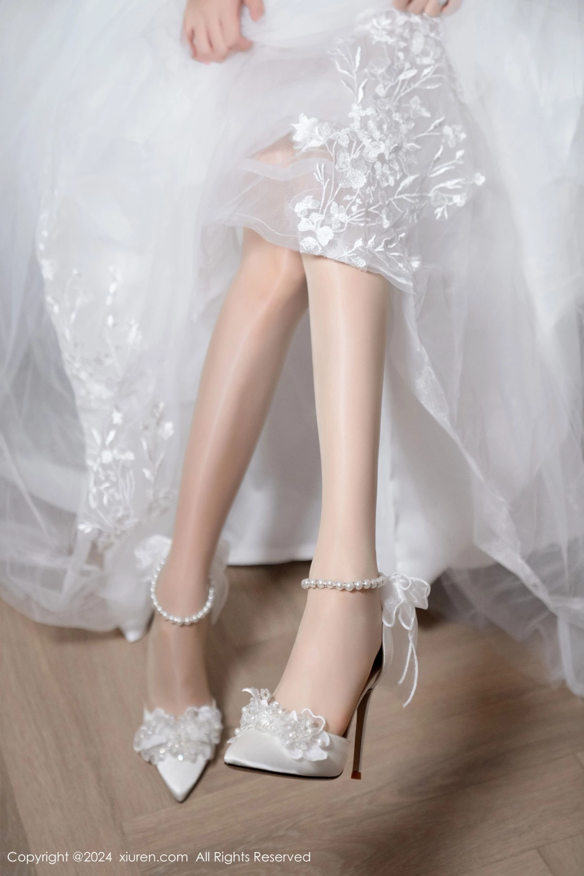 [[XiuRen秀人网]秀人网]No.8998_模特利世浴室场景性感白色婚纱配超薄肉丝秀完美身材诱惑写真100P