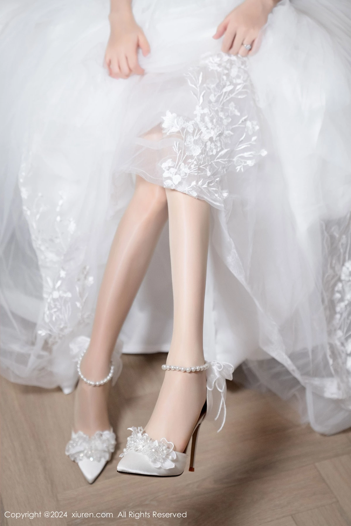 [[XiuRen秀人网]秀人网]No.8998_模特利世浴室场景性感白色婚纱配超薄肉丝秀完美身材诱惑写真100P