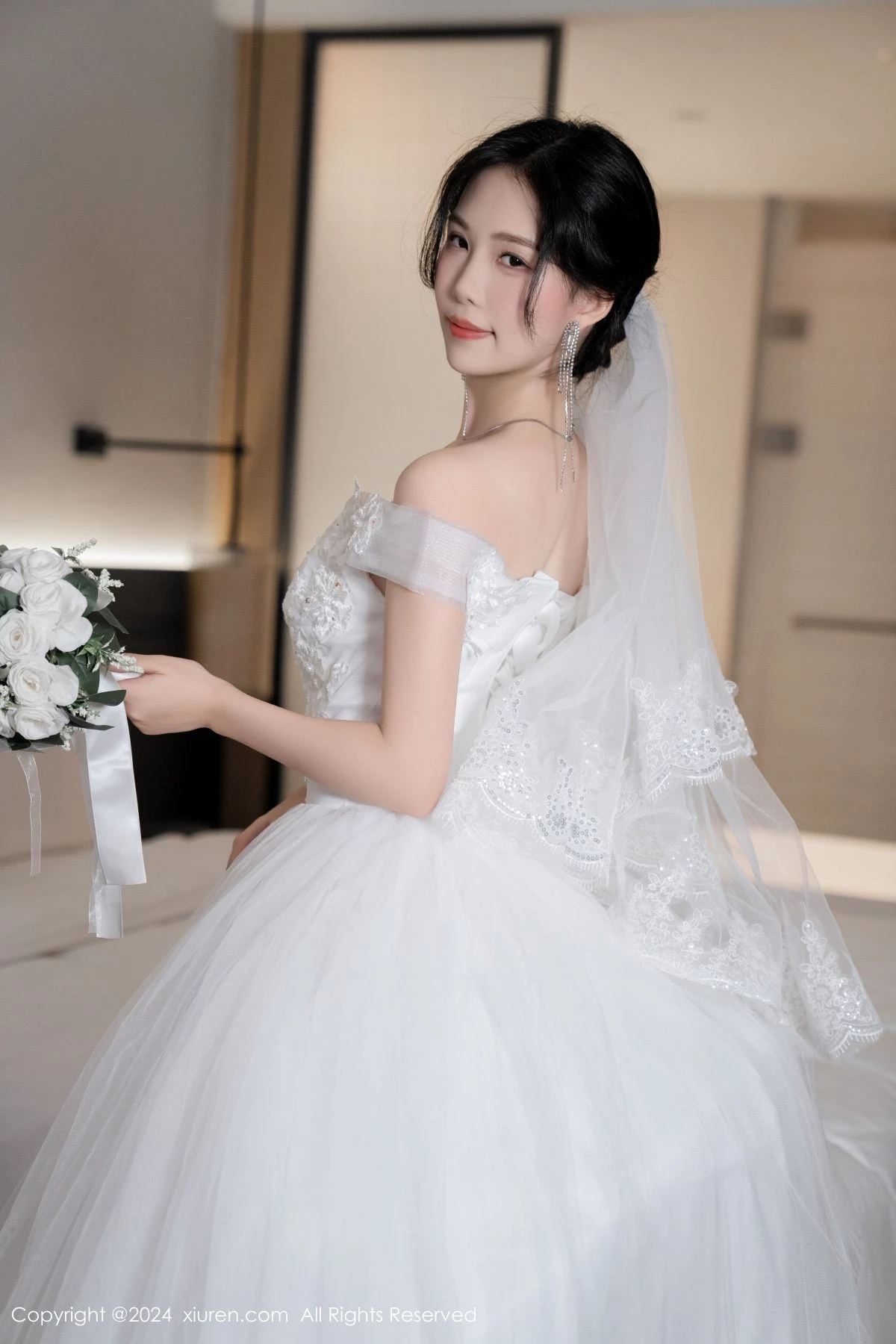 [[XiuRen秀人网]秀人网]No.8998_模特利世浴室场景性感白色婚纱配超薄肉丝秀完美身材诱惑写真100P