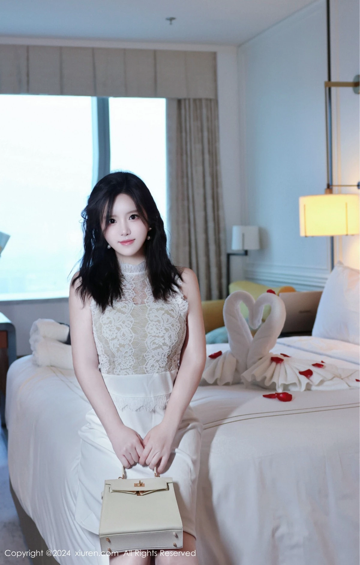 [[XiuRen秀人网]秀人网]No.8991_模特小薯条nienie性感白色连衣短裙配白丝袜秀完美身材诱惑写真75P