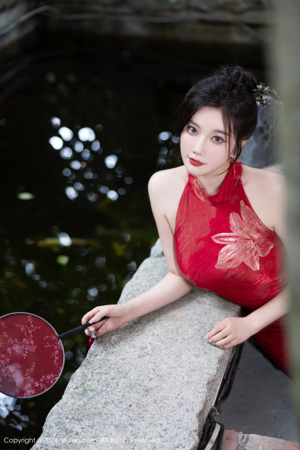 [[XiuRen秀人网]秀人网]No.8996_女神杨晨晨Yome性感红色长旗袍配黑丝吊袜秀丰腴身材诱惑写真81P