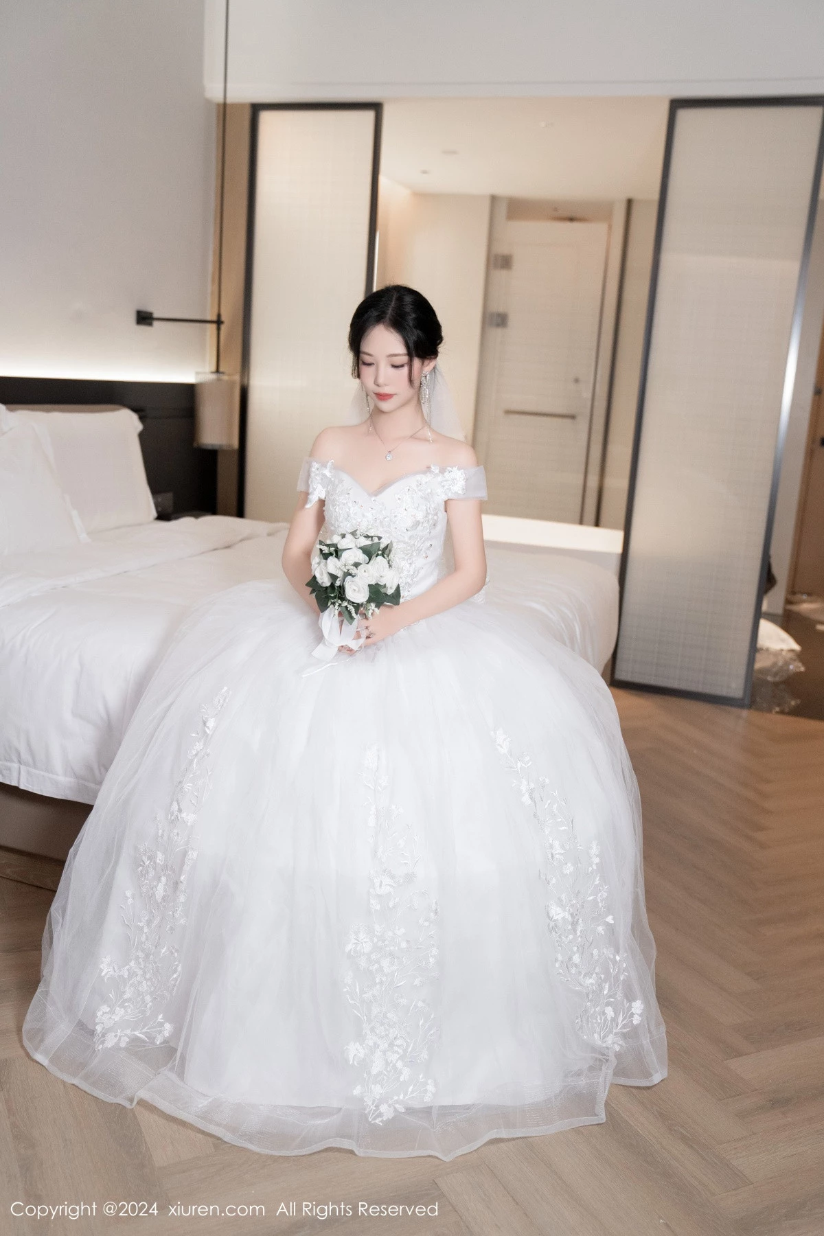 [[XiuRen秀人网]秀人网]No.8998_模特利世浴室场景性感白色婚纱配超薄肉丝秀完美身材诱惑写真100P