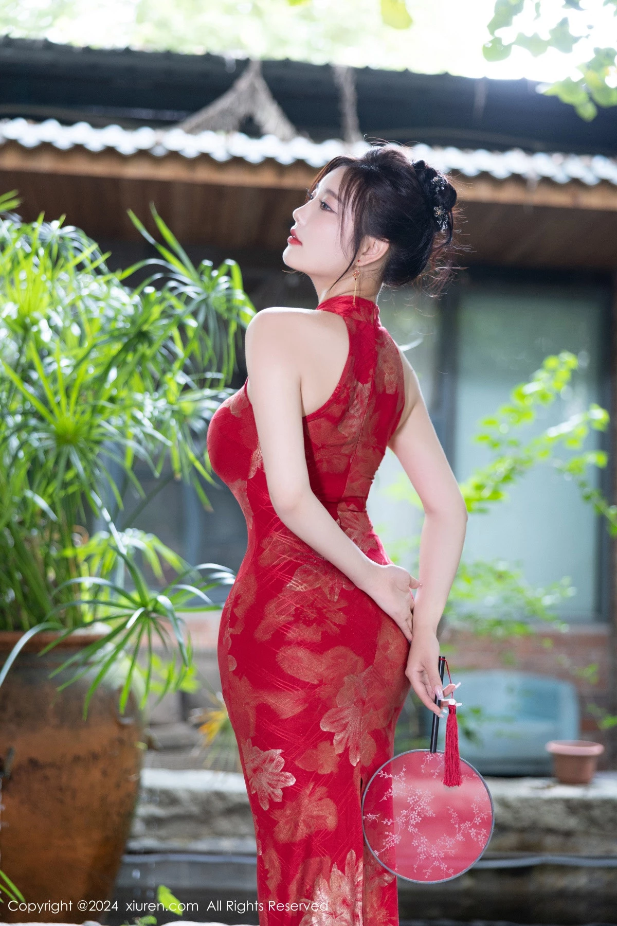 [[XiuRen秀人网]秀人网]No.8996_女神杨晨晨Yome性感红色长旗袍配黑丝吊袜秀丰腴身材诱惑写真81P