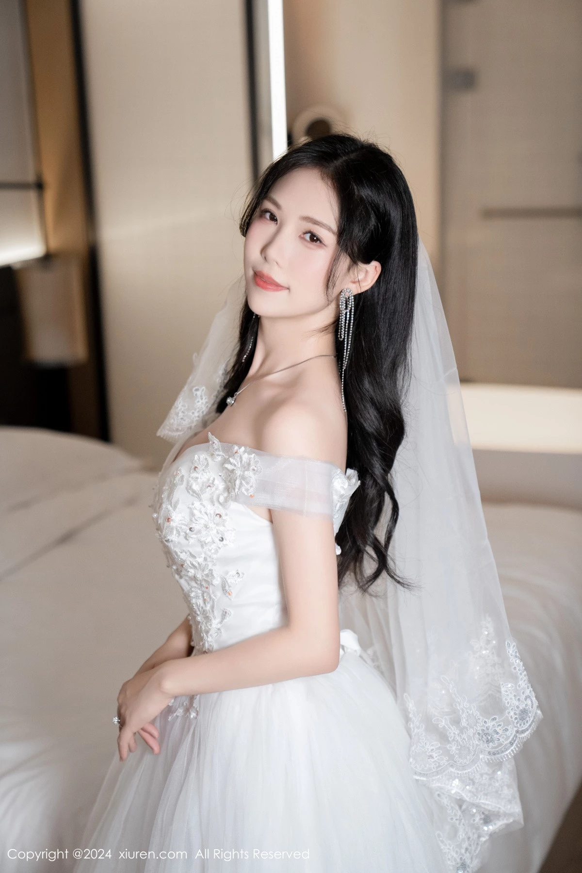 [[XiuRen秀人网]秀人网]No.8998_模特利世浴室场景性感白色婚纱配超薄肉丝秀完美身材诱惑写真100P