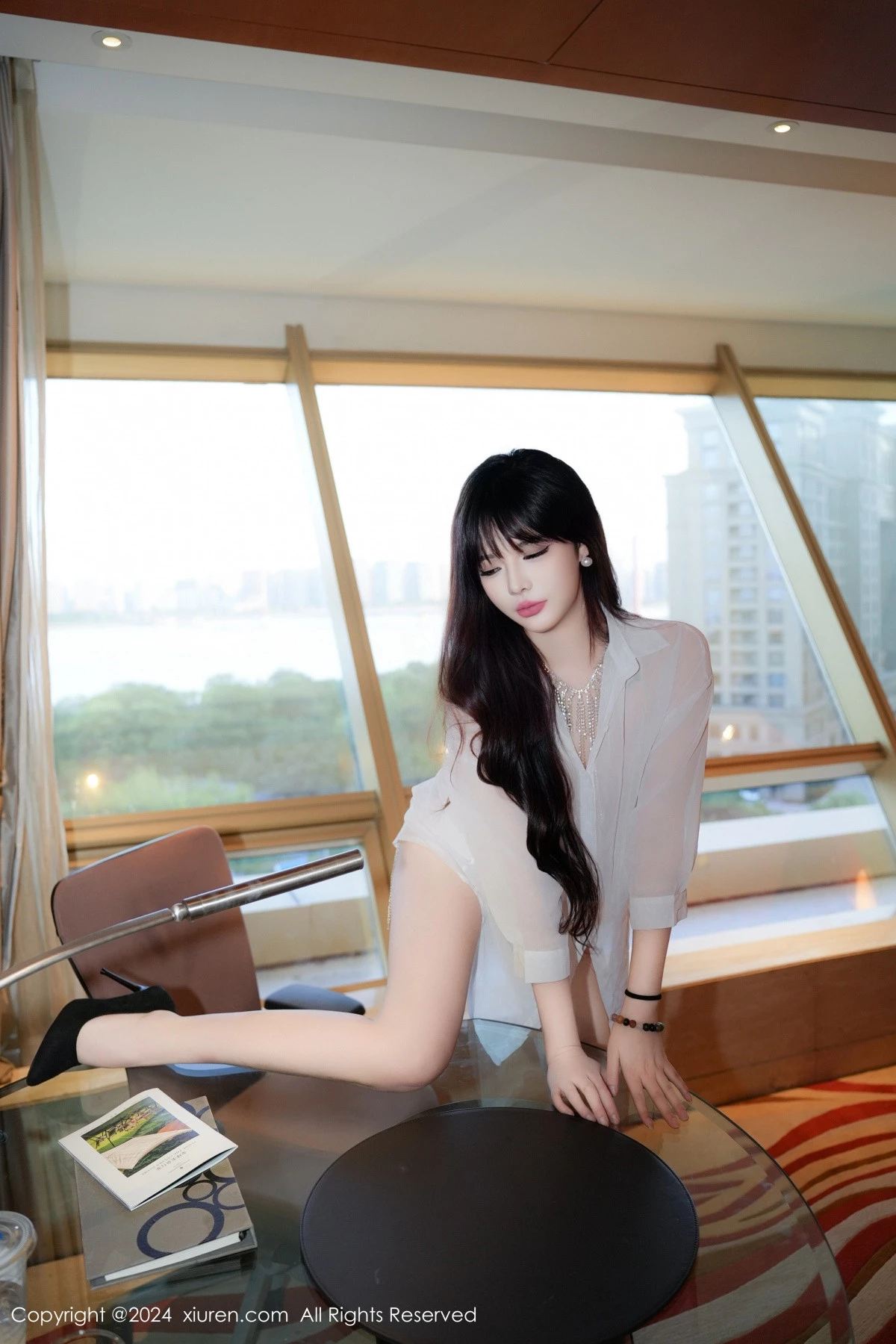 [[XiuRen秀人网]秀人网]No.9002_模特酒精阿姨性感白色T恤露银色内衣秀曼妙身姿惹火诱惑写真77P