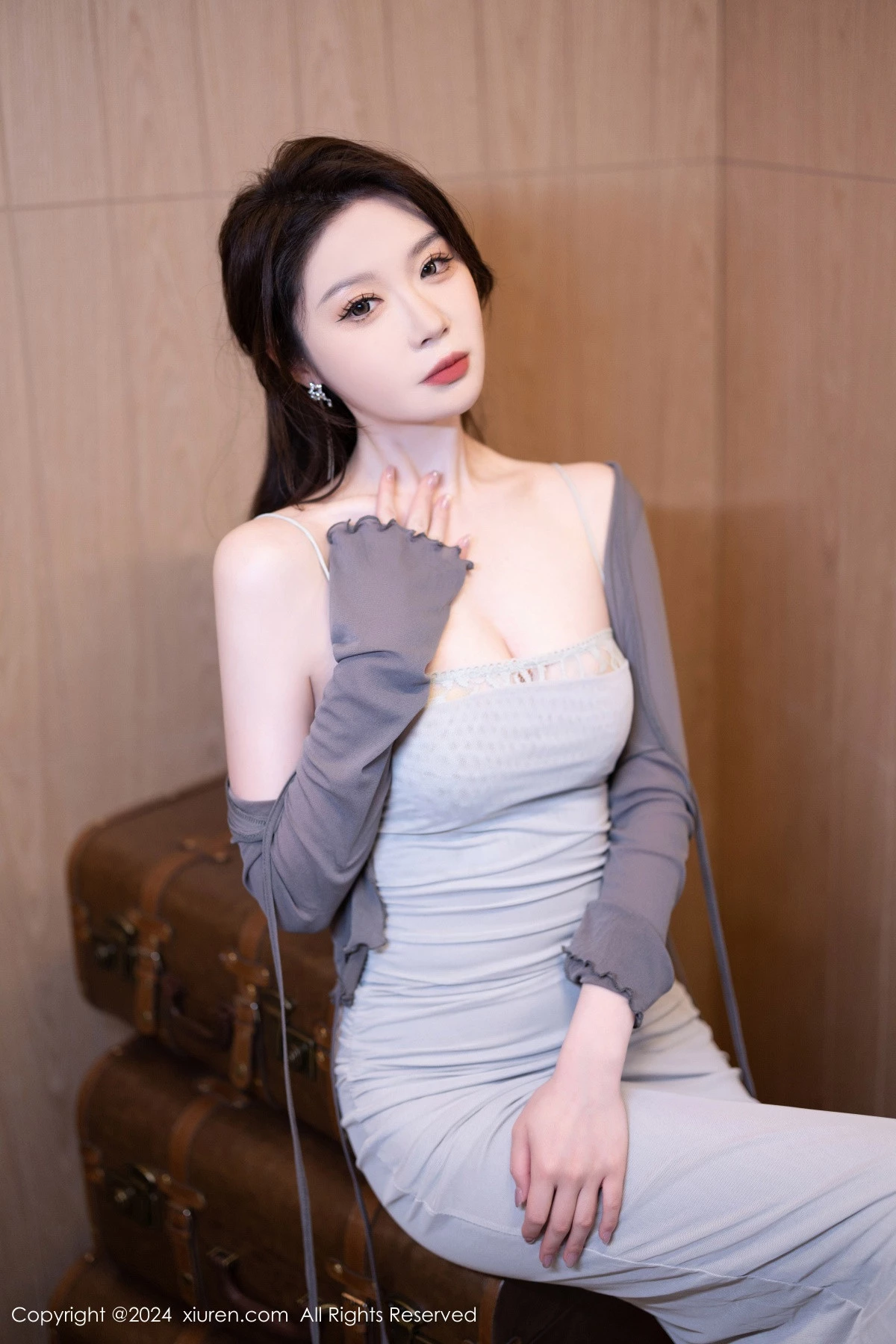 [[XiuRen秀人网]秀人网]No.9007_模特梦心玥性感灰色吊带裙配超薄无内黑丝秀曼妙身姿诱惑写真100P