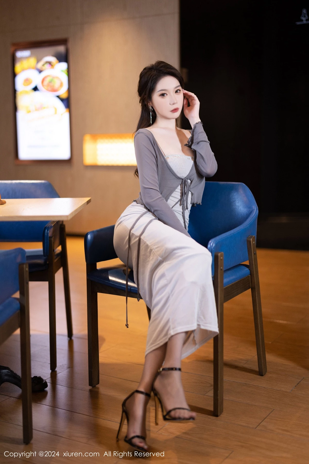 [[XiuRen秀人网]秀人网]No.9007_模特梦心玥性感灰色吊带裙配超薄无内黑丝秀曼妙身姿诱惑写真100P