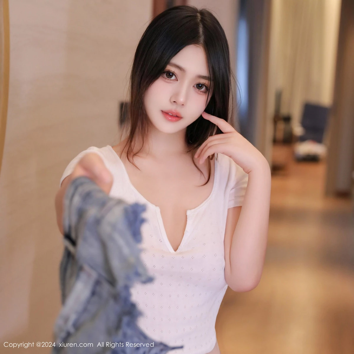 [[XiuRen秀人网]秀人网]No.9008_模特蛋蛋宝性感白T配超短牛仔裤露超薄肉丝秀丰满身材诱惑写真84P