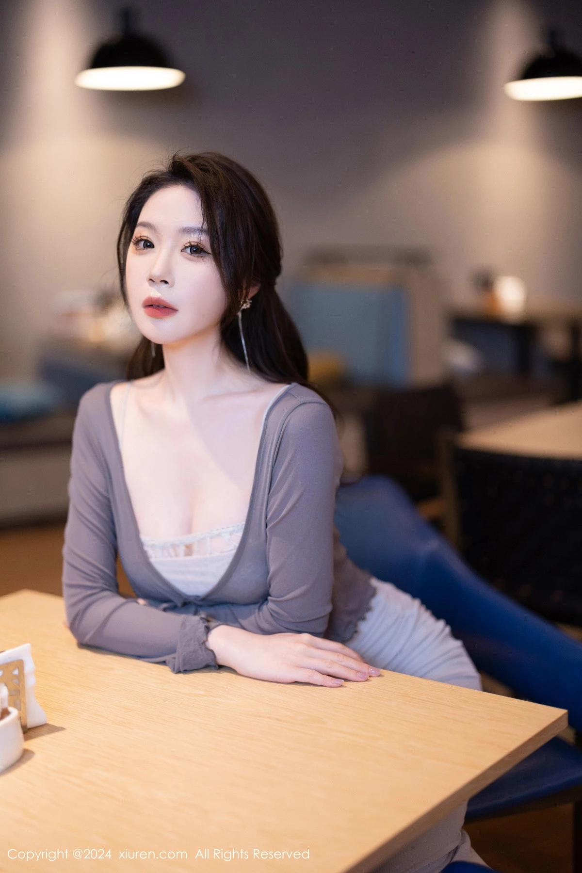 [[XiuRen秀人网]秀人网]No.9007_模特梦心玥性感灰色吊带裙配超薄无内黑丝秀曼妙身姿诱惑写真100P