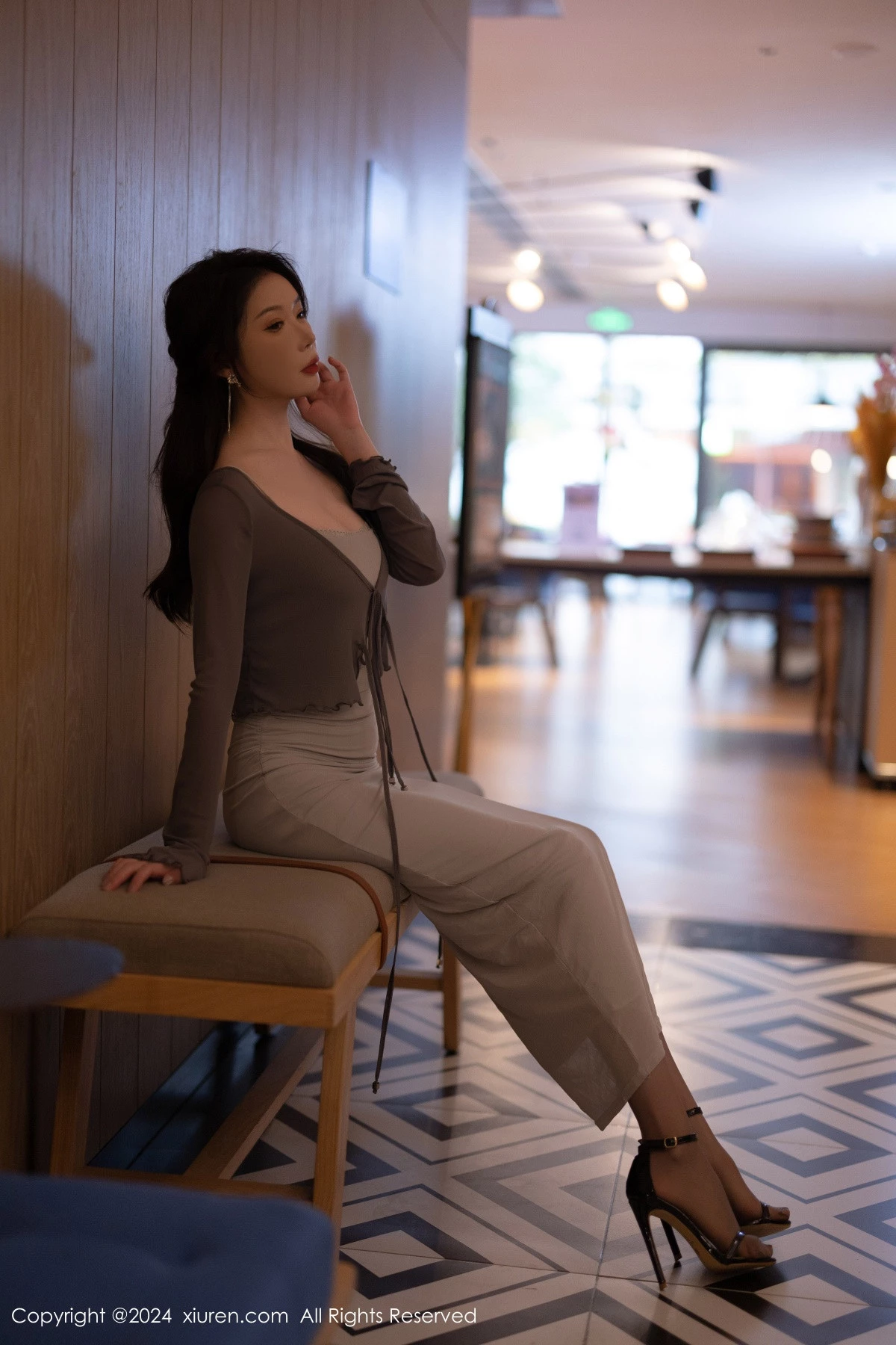 [[XiuRen秀人网]秀人网]No.9007_模特梦心玥性感灰色吊带裙配超薄无内黑丝秀曼妙身姿诱惑写真100P