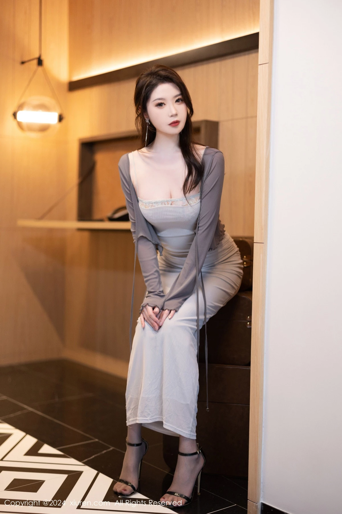 [[XiuRen秀人网]秀人网]No.9007_模特梦心玥性感灰色吊带裙配超薄无内黑丝秀曼妙身姿诱惑写真100P