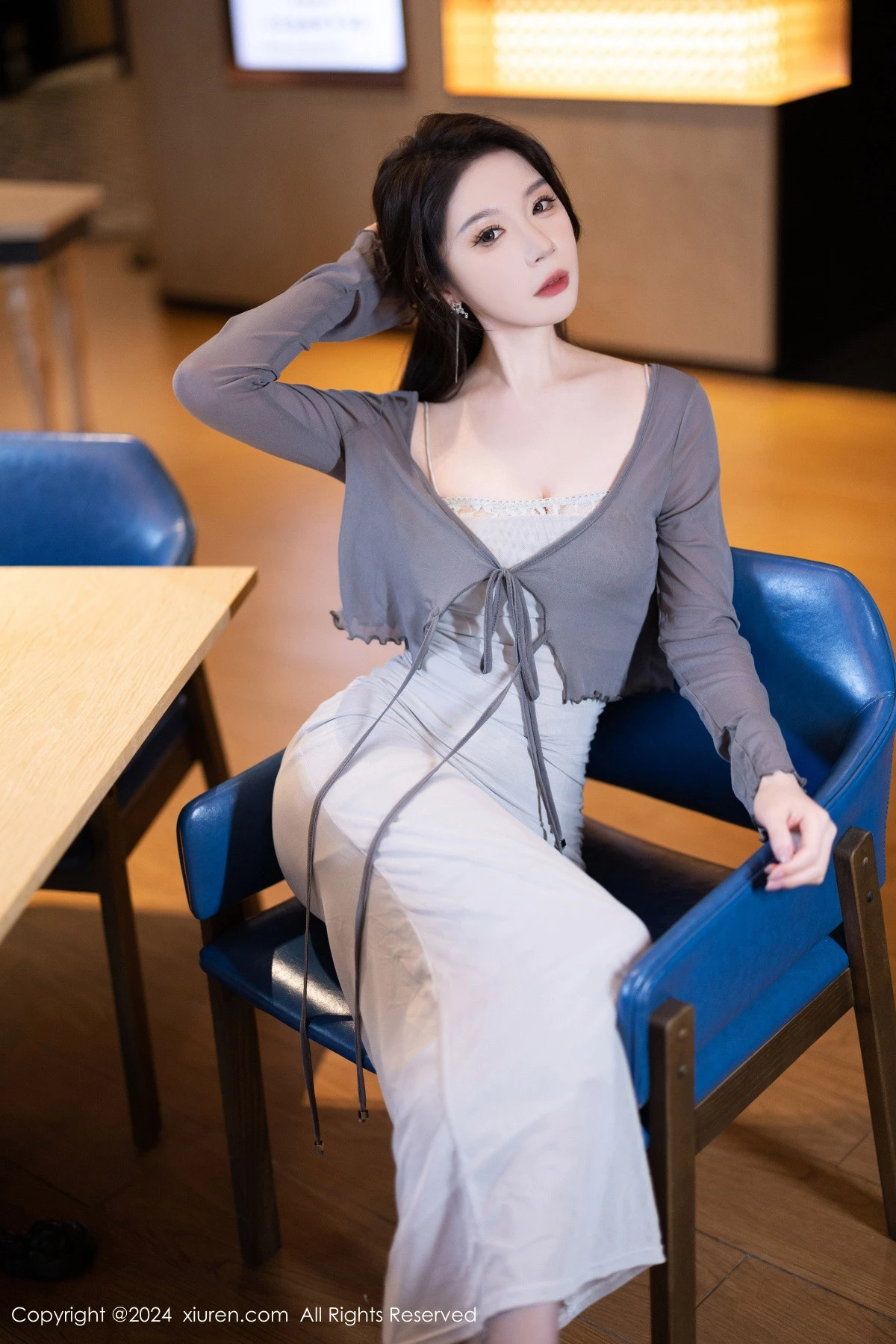 [[XiuRen秀人网]秀人网]No.9007_模特梦心玥性感灰色吊带裙配超薄无内黑丝秀曼妙身姿诱惑写真100P