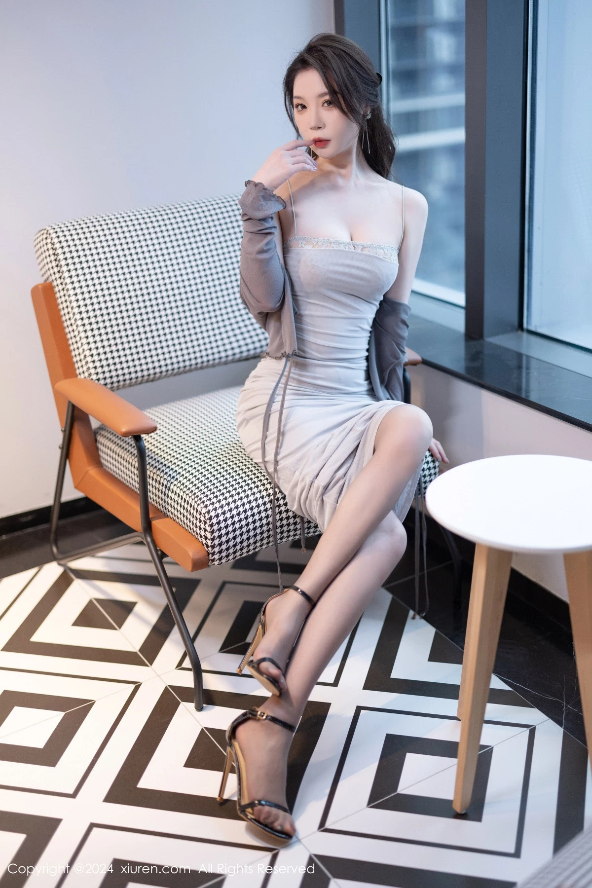 [[XiuRen秀人网]秀人网]No.9007_模特梦心玥性感灰色吊带裙配超薄无内黑丝秀曼妙身姿诱惑写真100P