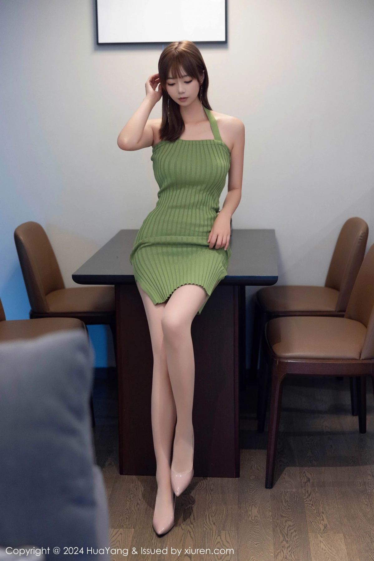 [HuaYang花漾]Vol.600_女神宋-kiki性感绿色连衣短裙配超薄灰丝秀丰腴身材完美诱惑写真74P