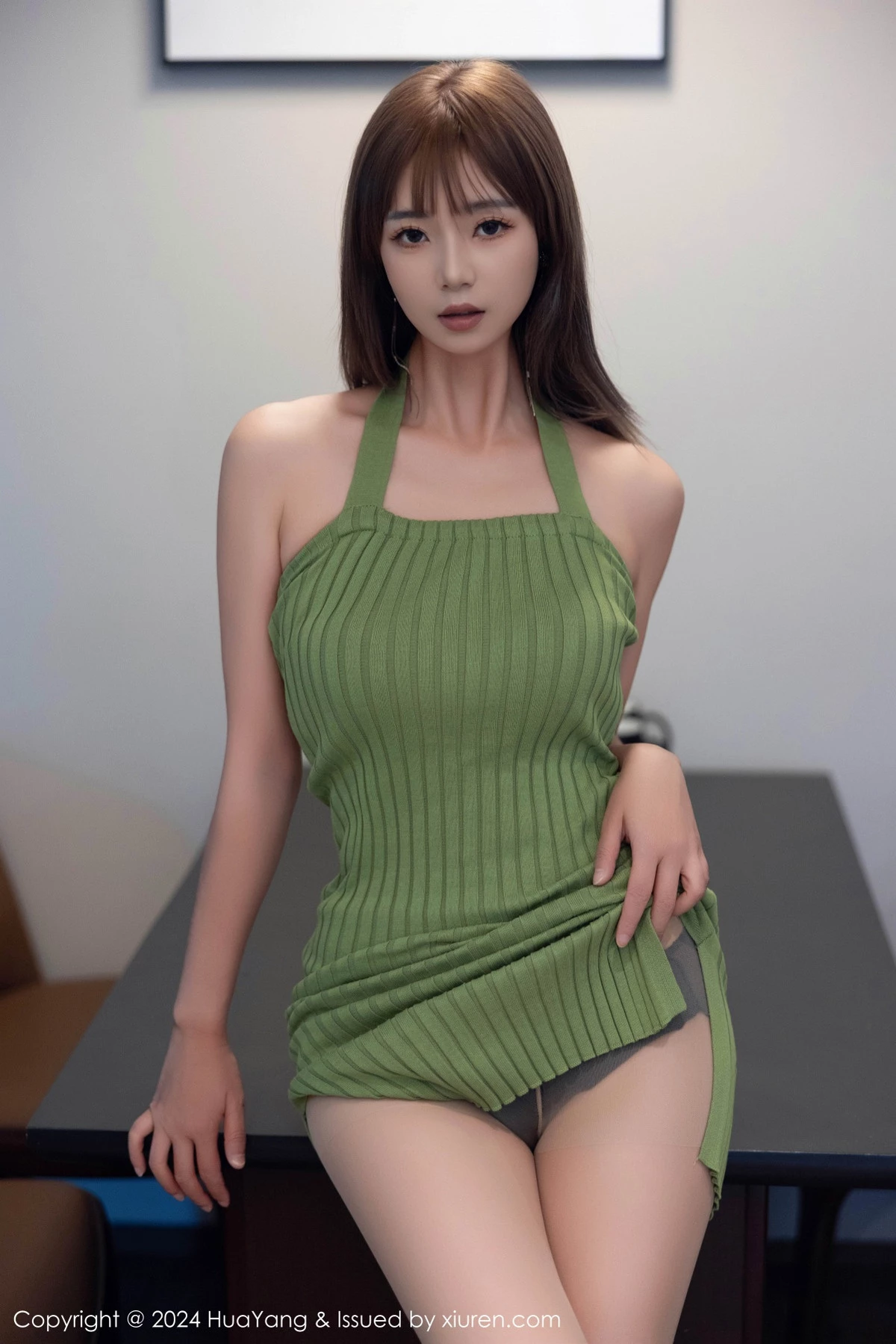 [HuaYang花漾]Vol.600_女神宋-kiki性感绿色连衣短裙配超薄灰丝秀丰腴身材完美诱惑写真74P