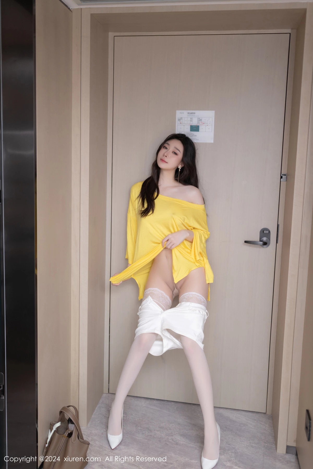 [[XiuRen秀人网]秀人网]No.9019_模特小逗逗性感黄色上衣配白短裤露白色丝袜秀曼妙身姿诱惑写真82P