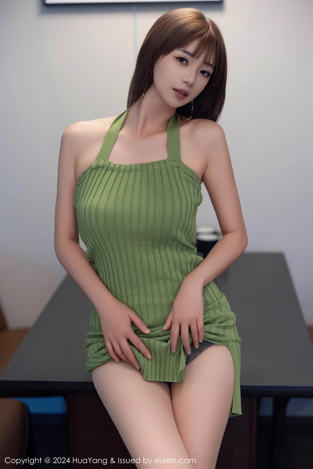 [HuaYang花漾]Vol.600_女神宋-kiki性感绿色连衣短裙配超薄灰丝秀丰腴身材完美诱惑写真74P