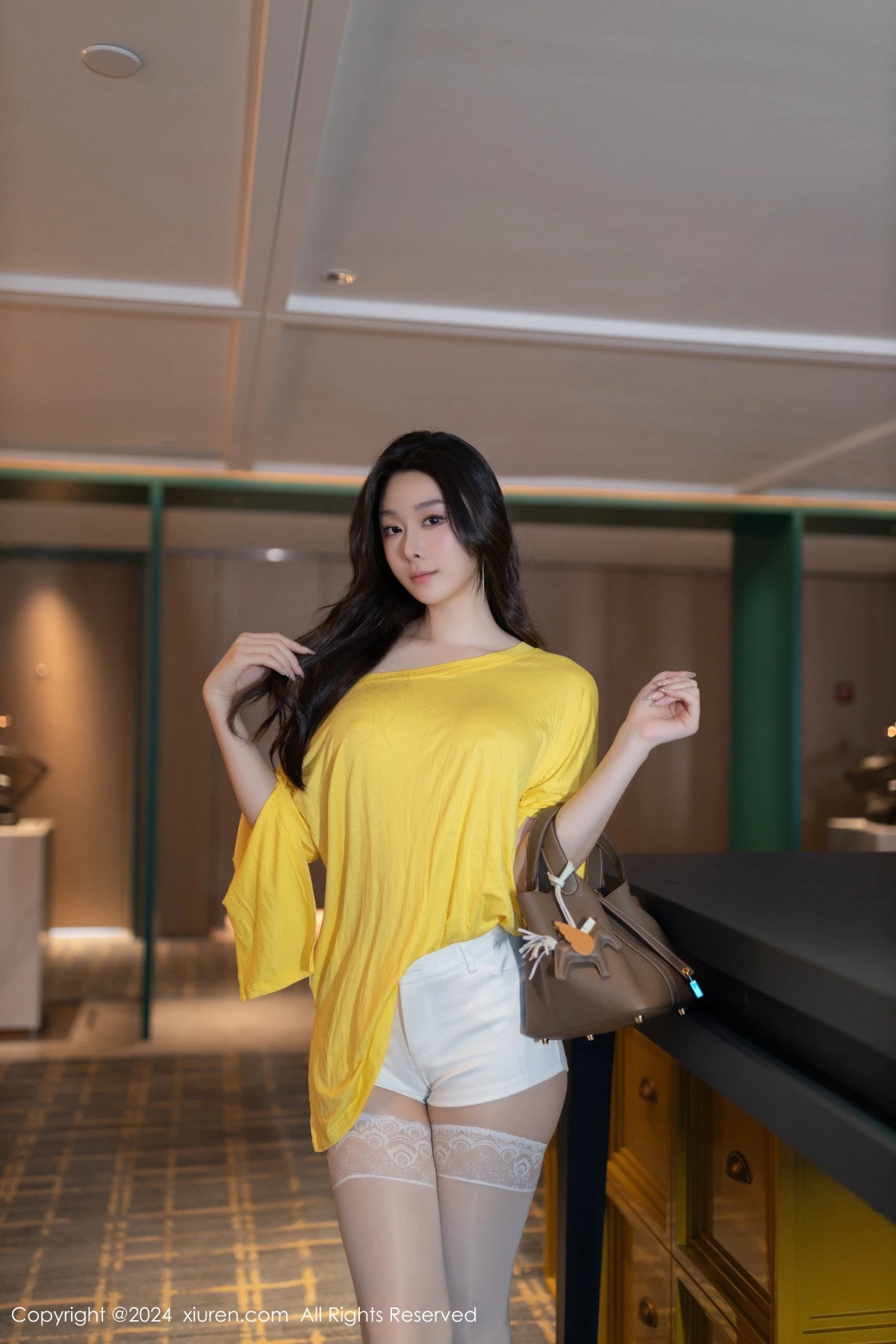 [[XiuRen秀人网]秀人网]No.9019_模特小逗逗性感黄色上衣配白短裤露白色丝袜秀曼妙身姿诱惑写真82P