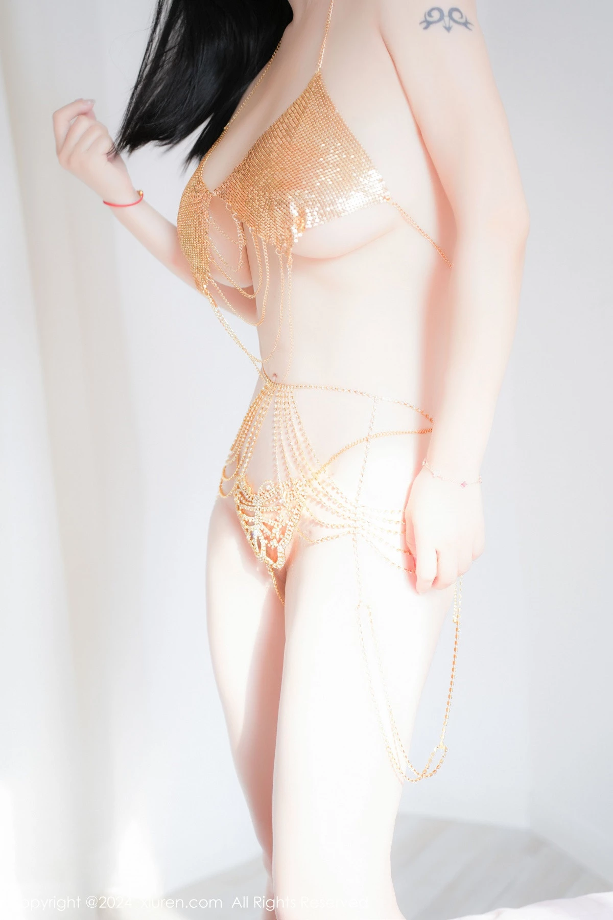 [[XiuRen秀人网]秀人网]No.9015_模特雅茹老师私房性感金色情趣内衣秀惹火身材撩人诱惑写真57P