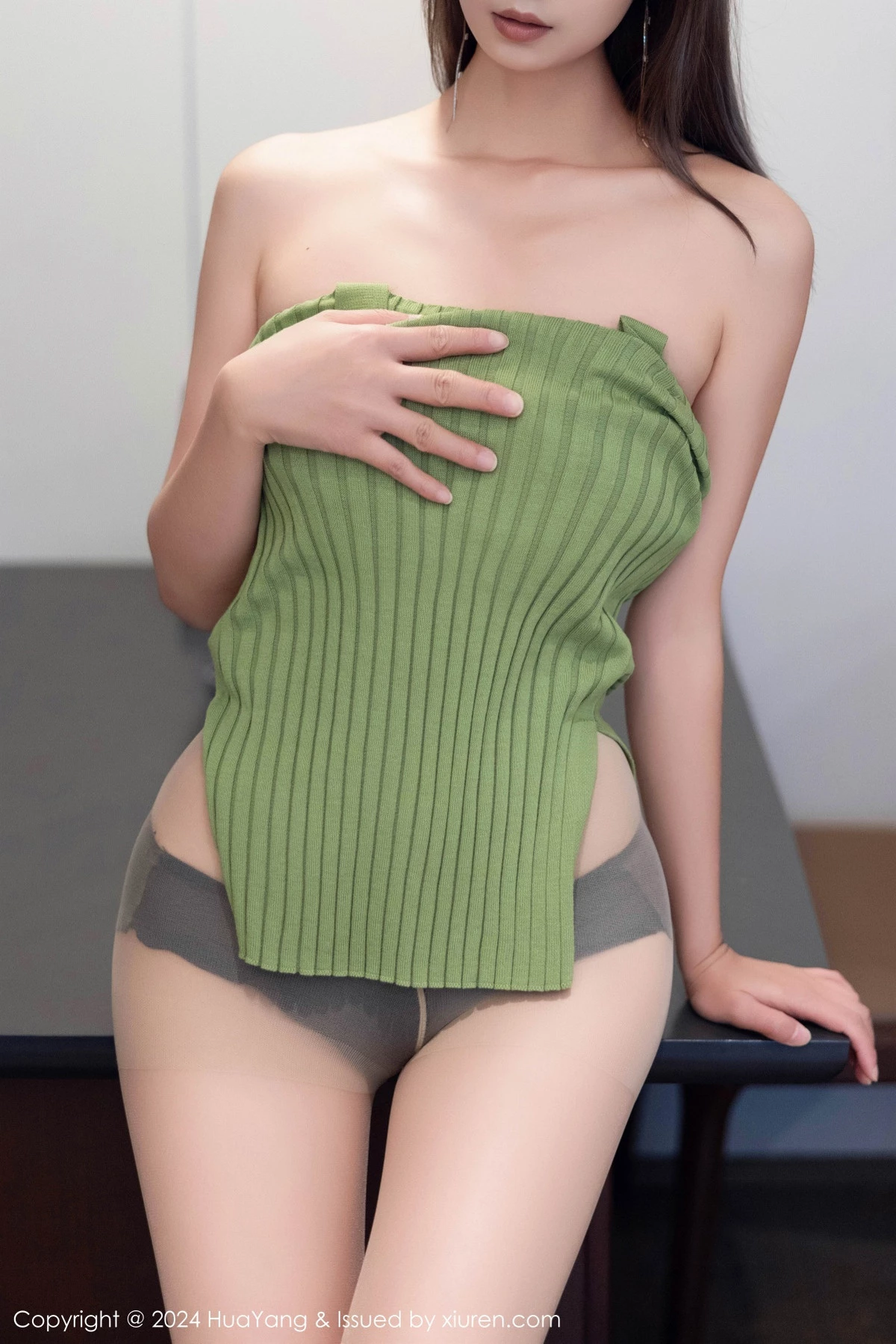 [HuaYang花漾]Vol.600_女神宋-kiki性感绿色连衣短裙配超薄灰丝秀丰腴身材完美诱惑写真74P
