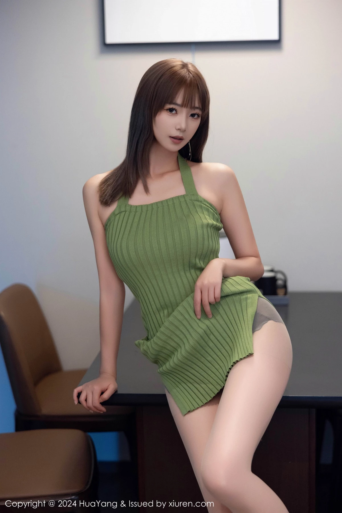 [HuaYang花漾]Vol.600_女神宋-kiki性感绿色连衣短裙配超薄灰丝秀丰腴身材完美诱惑写真74P