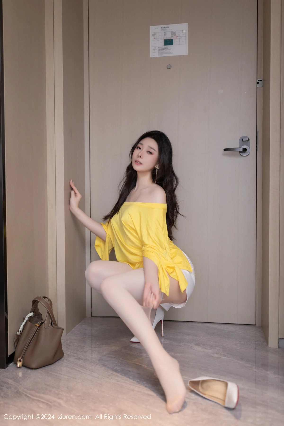 [[XiuRen秀人网]秀人网]No.9019_模特小逗逗性感黄色上衣配白短裤露白色丝袜秀曼妙身姿诱惑写真82P