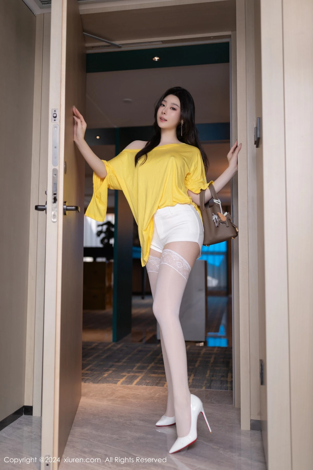 [[XiuRen秀人网]秀人网]No.9019_模特小逗逗性感黄色上衣配白短裤露白色丝袜秀曼妙身姿诱惑写真82P