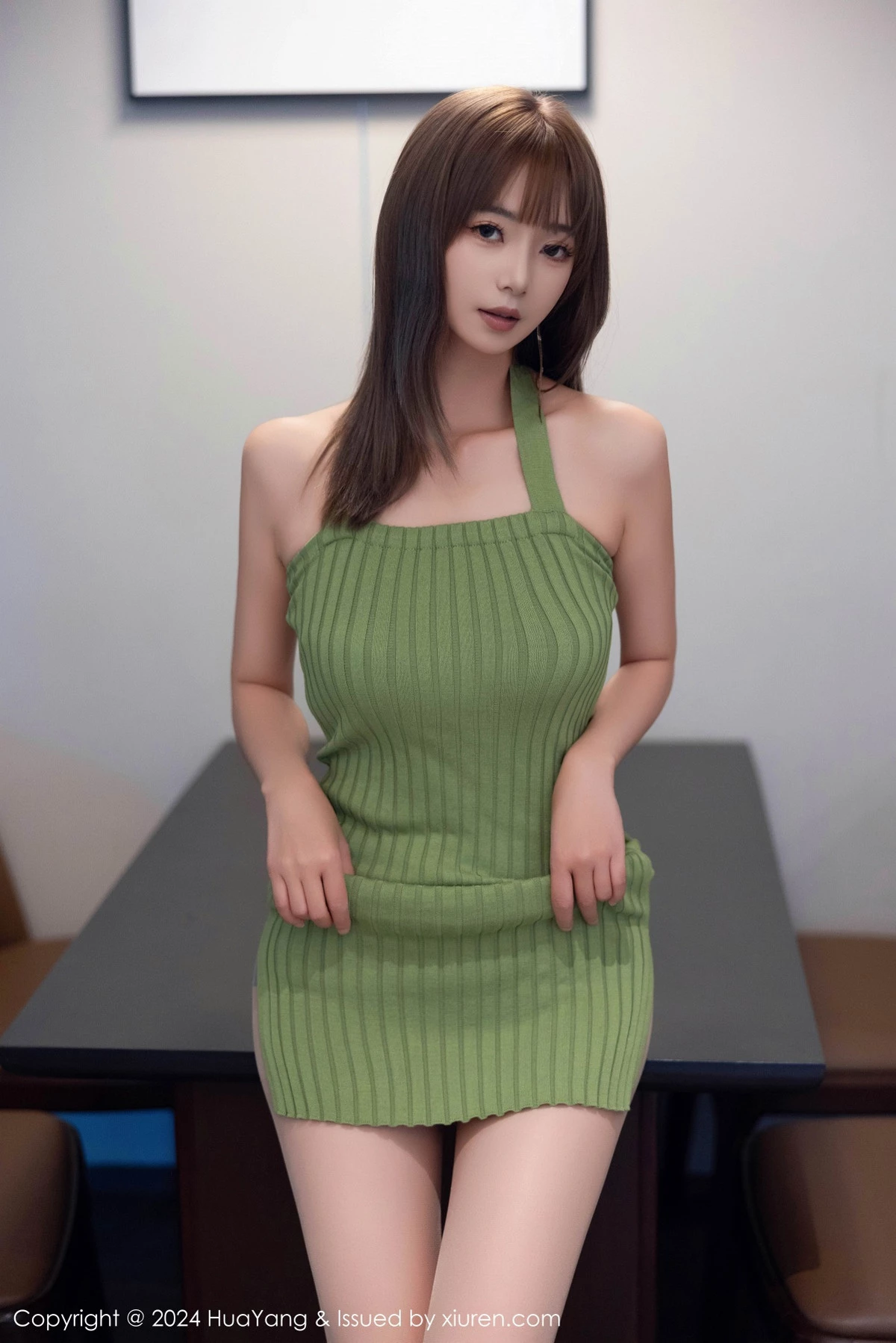 [HuaYang花漾]Vol.600_女神宋-kiki性感绿色连衣短裙配超薄灰丝秀丰腴身材完美诱惑写真74P