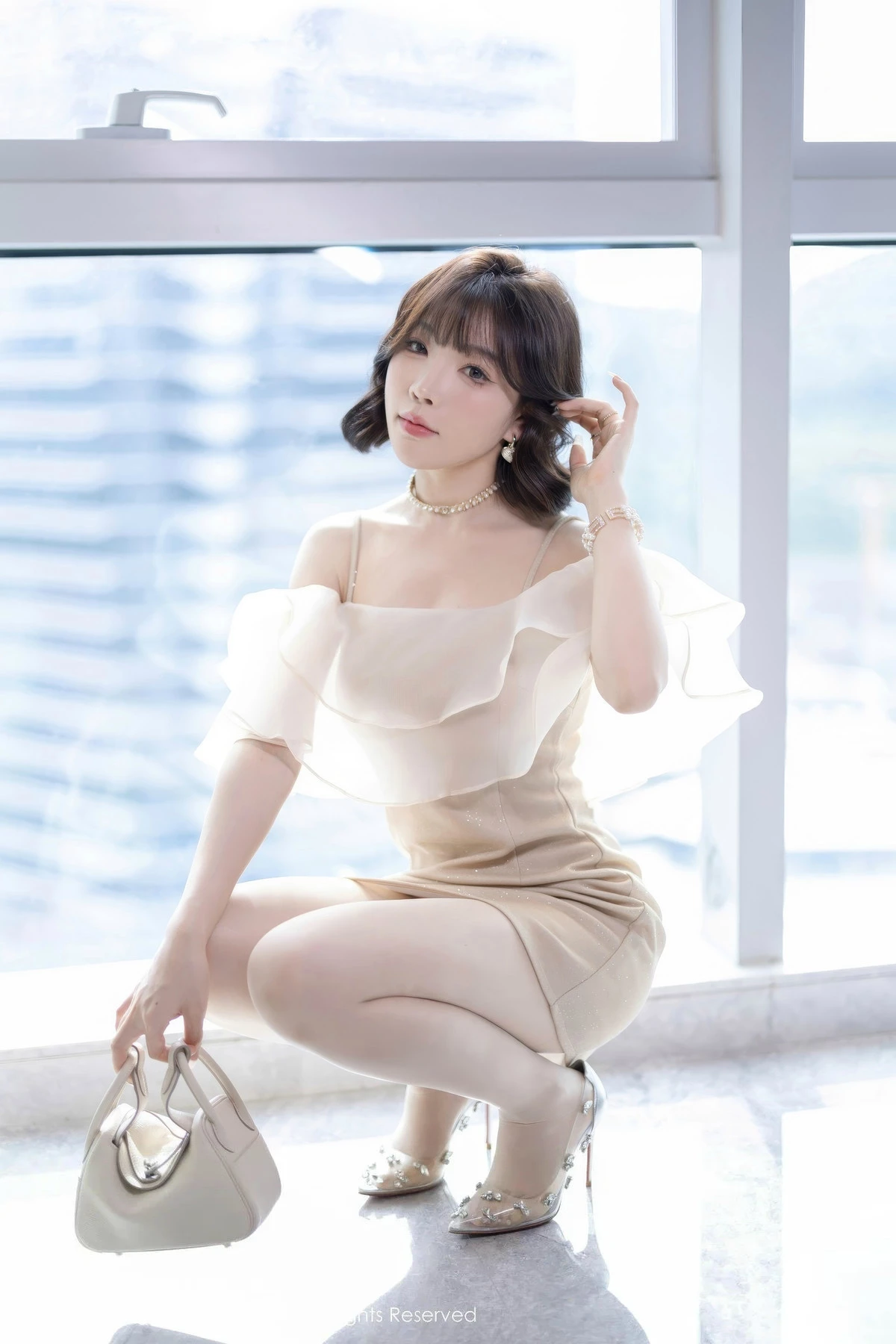 [[XiuRen秀人网]秀人网]No.8917_女神徐莉芝Booty性感浅色连衣短裙+黑色情趣内衣迷人诱惑写真90P