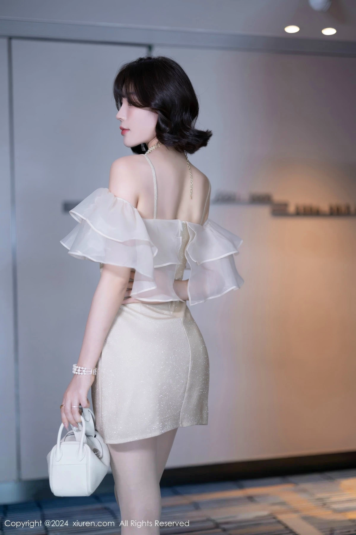 [[XiuRen秀人网]秀人网]No.8917_女神徐莉芝Booty性感浅色连衣短裙+黑色情趣内衣迷人诱惑写真90P