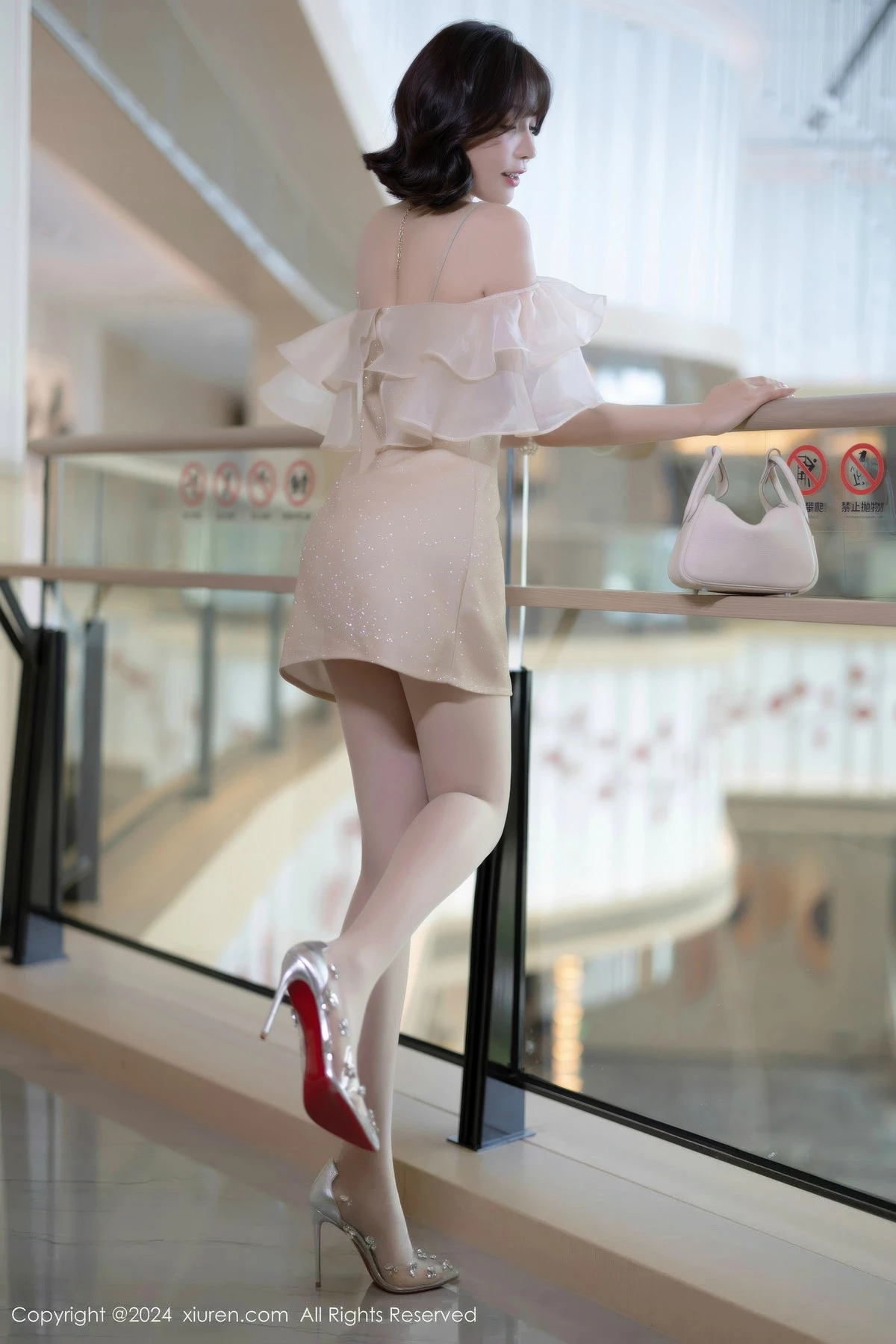 [[XiuRen秀人网]秀人网]No.8917_女神徐莉芝Booty性感浅色连衣短裙+黑色情趣内衣迷人诱惑写真90P