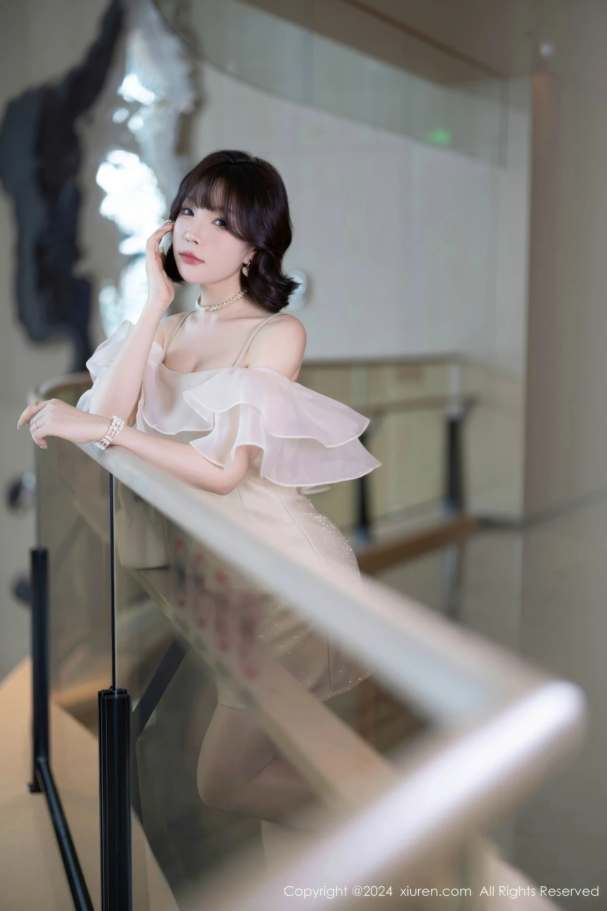 [[XiuRen秀人网]秀人网]No.8917_女神徐莉芝Booty性感浅色连衣短裙+黑色情趣内衣迷人诱惑写真90P