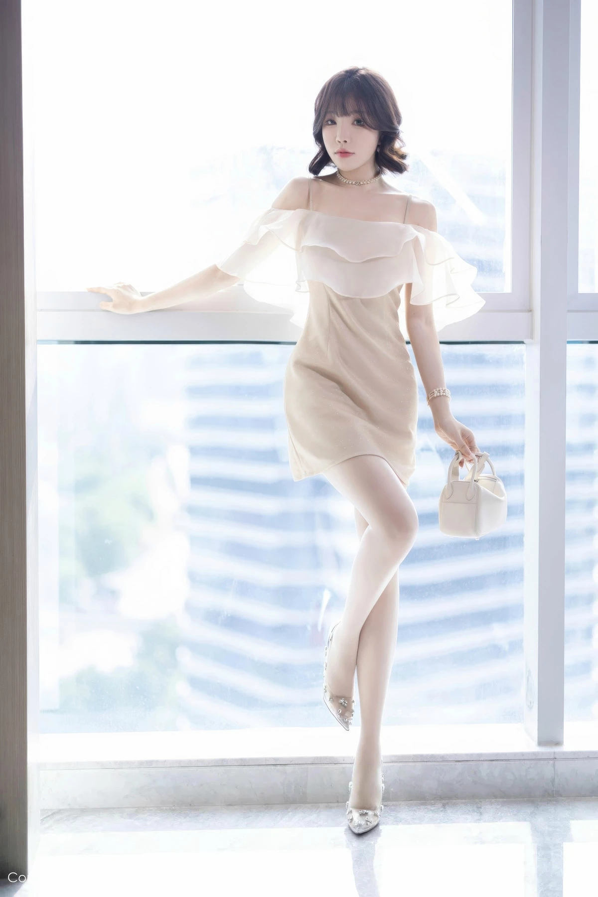 [[XiuRen秀人网]秀人网]No.8917_女神徐莉芝Booty性感浅色连衣短裙+黑色情趣内衣迷人诱惑写真90P