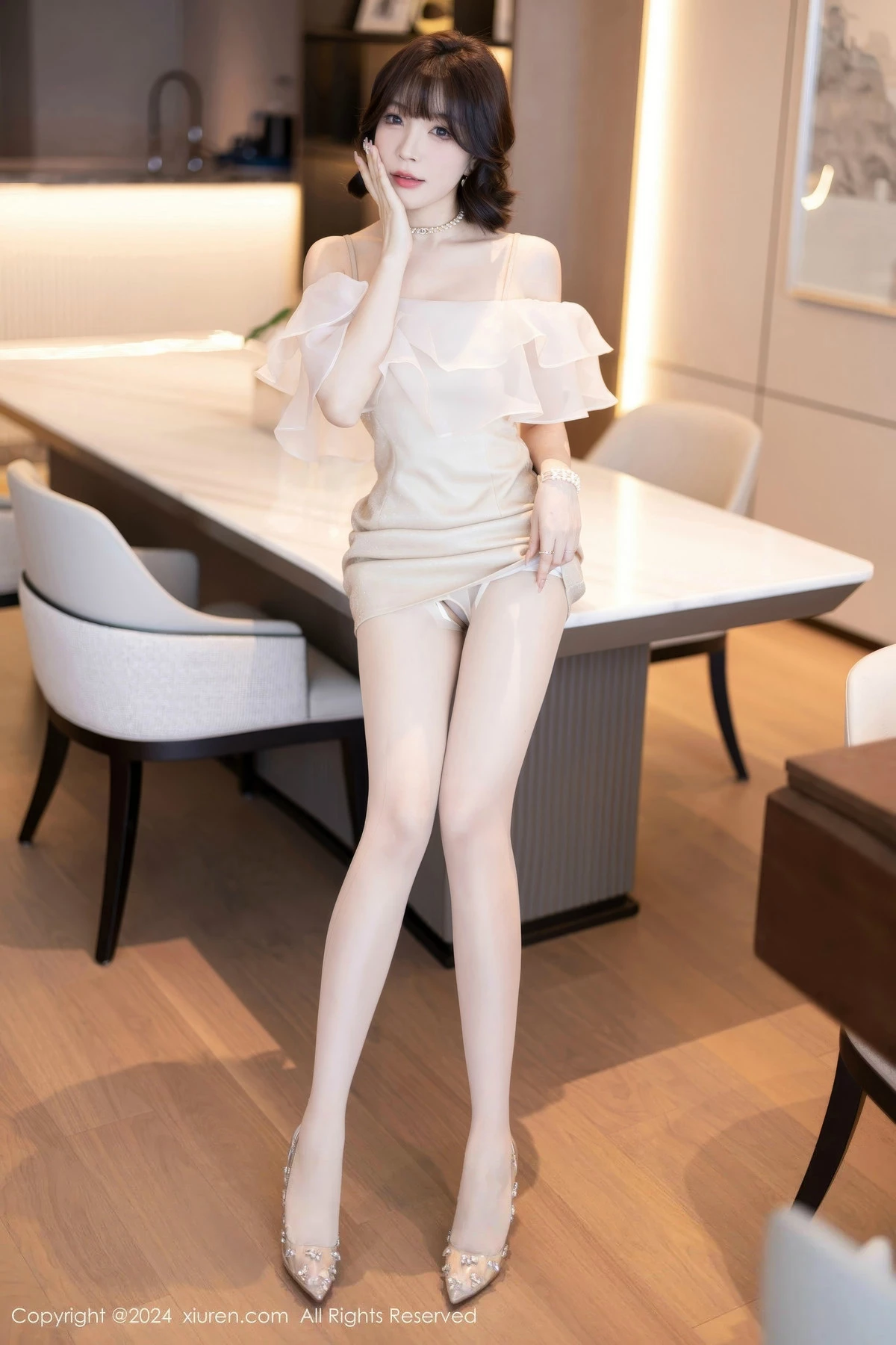 [[XiuRen秀人网]秀人网]No.8917_女神徐莉芝Booty性感浅色连衣短裙+黑色情趣内衣迷人诱惑写真90P