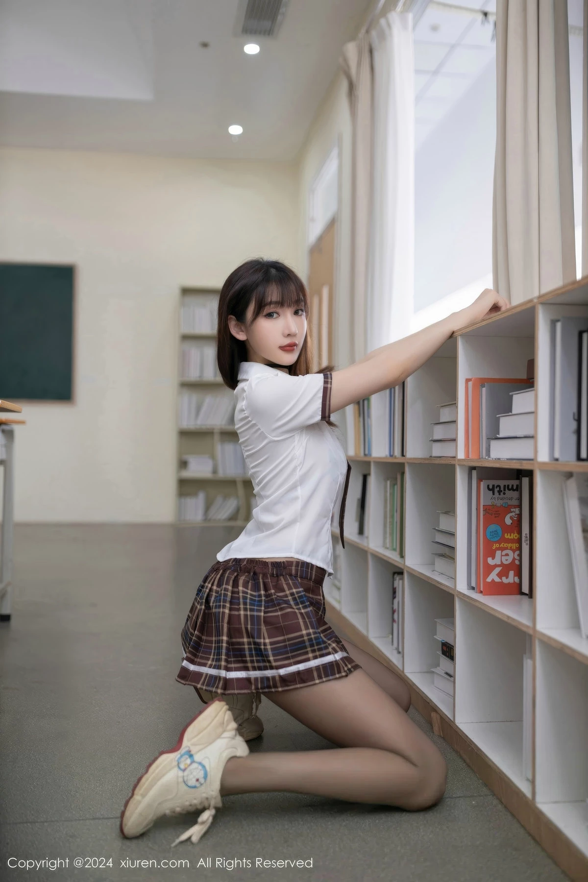 [[XiuRen秀人网]秀人网]No.8918_模特陆萱萱学生制服露情趣内衣配开档黑丝秀完美身材诱惑写真80P