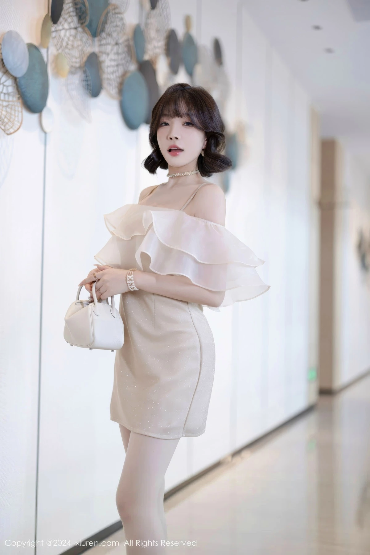 [[XiuRen秀人网]秀人网]No.8917_女神徐莉芝Booty性感浅色连衣短裙+黑色情趣内衣迷人诱惑写真90P