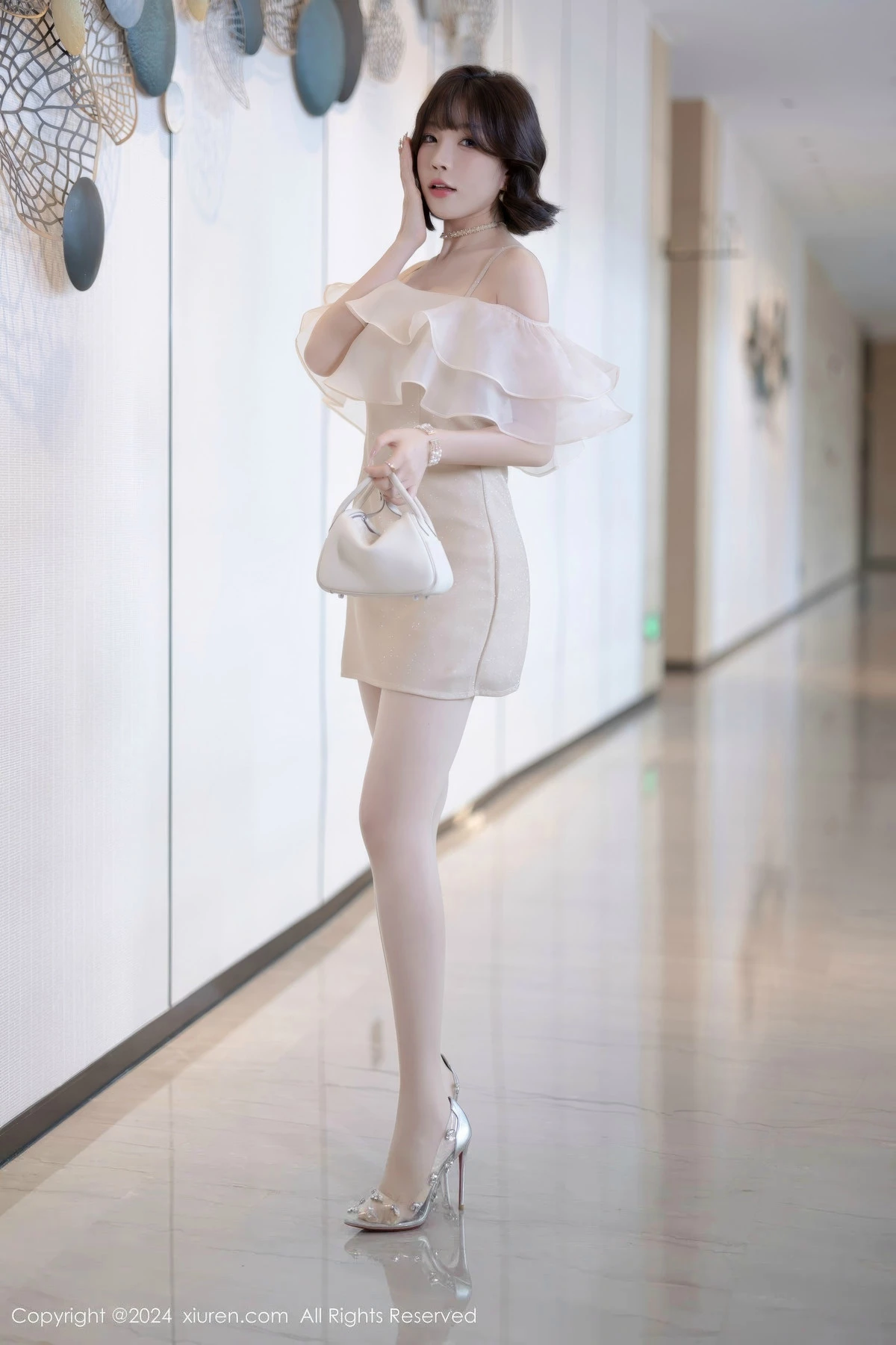 [[XiuRen秀人网]秀人网]No.8917_女神徐莉芝Booty性感浅色连衣短裙+黑色情趣内衣迷人诱惑写真90P