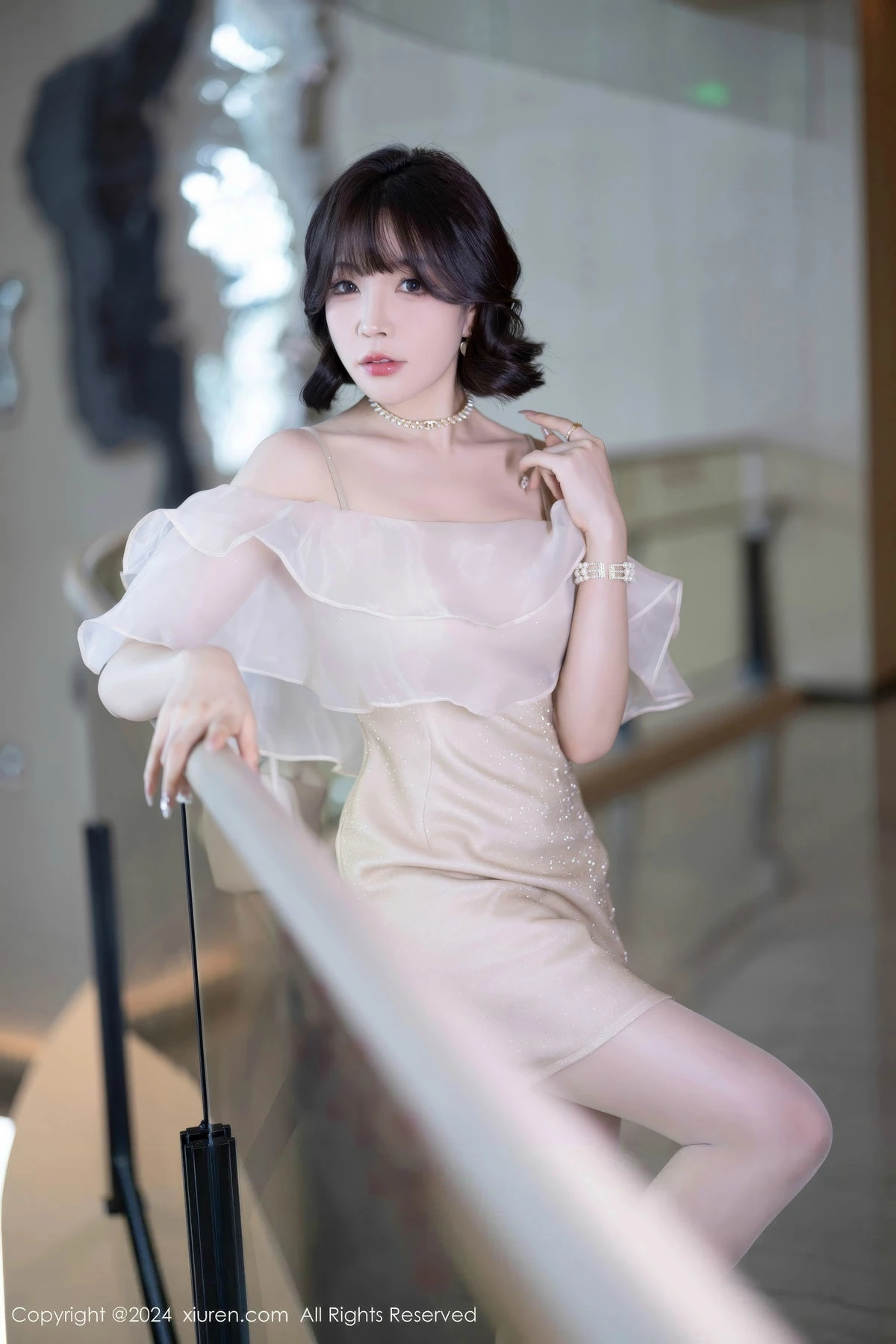 [[XiuRen秀人网]秀人网]No.8917_女神徐莉芝Booty性感浅色连衣短裙+黑色情趣内衣迷人诱惑写真90P