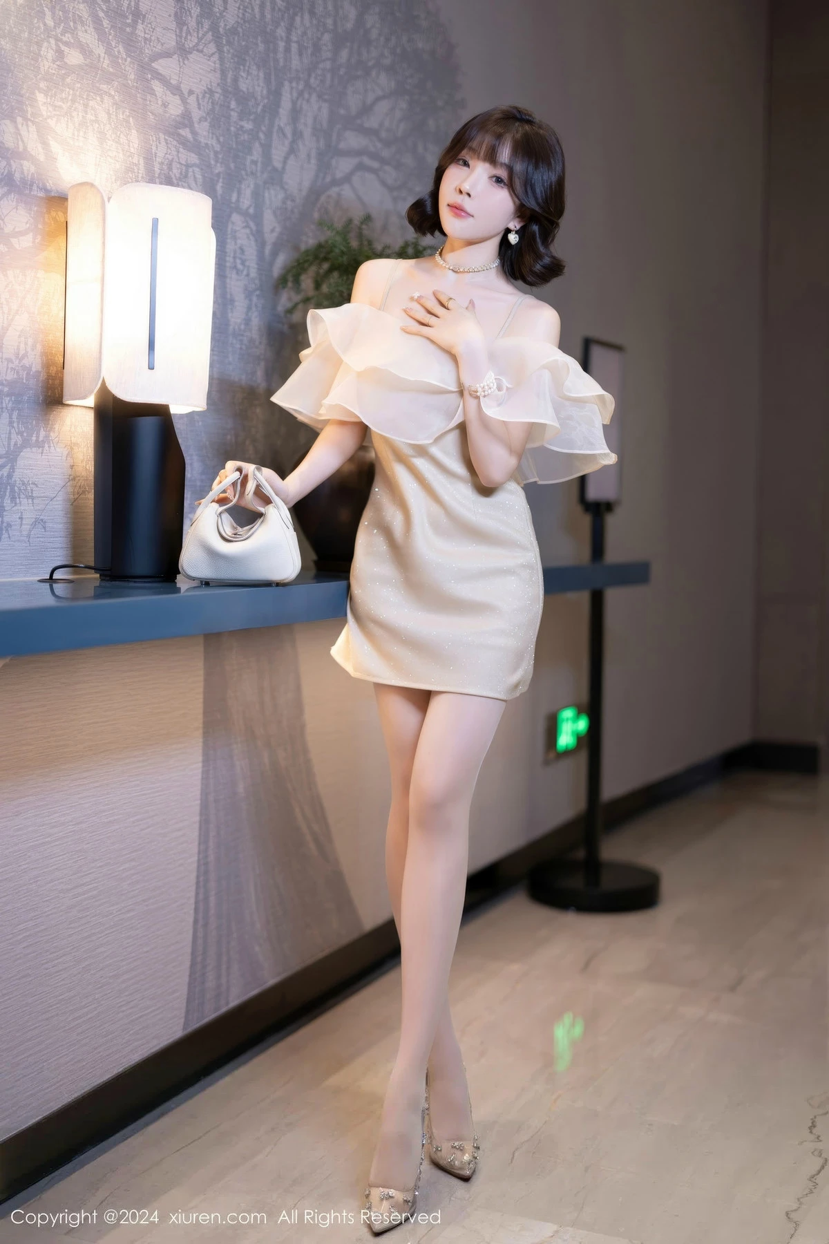 [[XiuRen秀人网]秀人网]No.8917_女神徐莉芝Booty性感浅色连衣短裙+黑色情趣内衣迷人诱惑写真90P