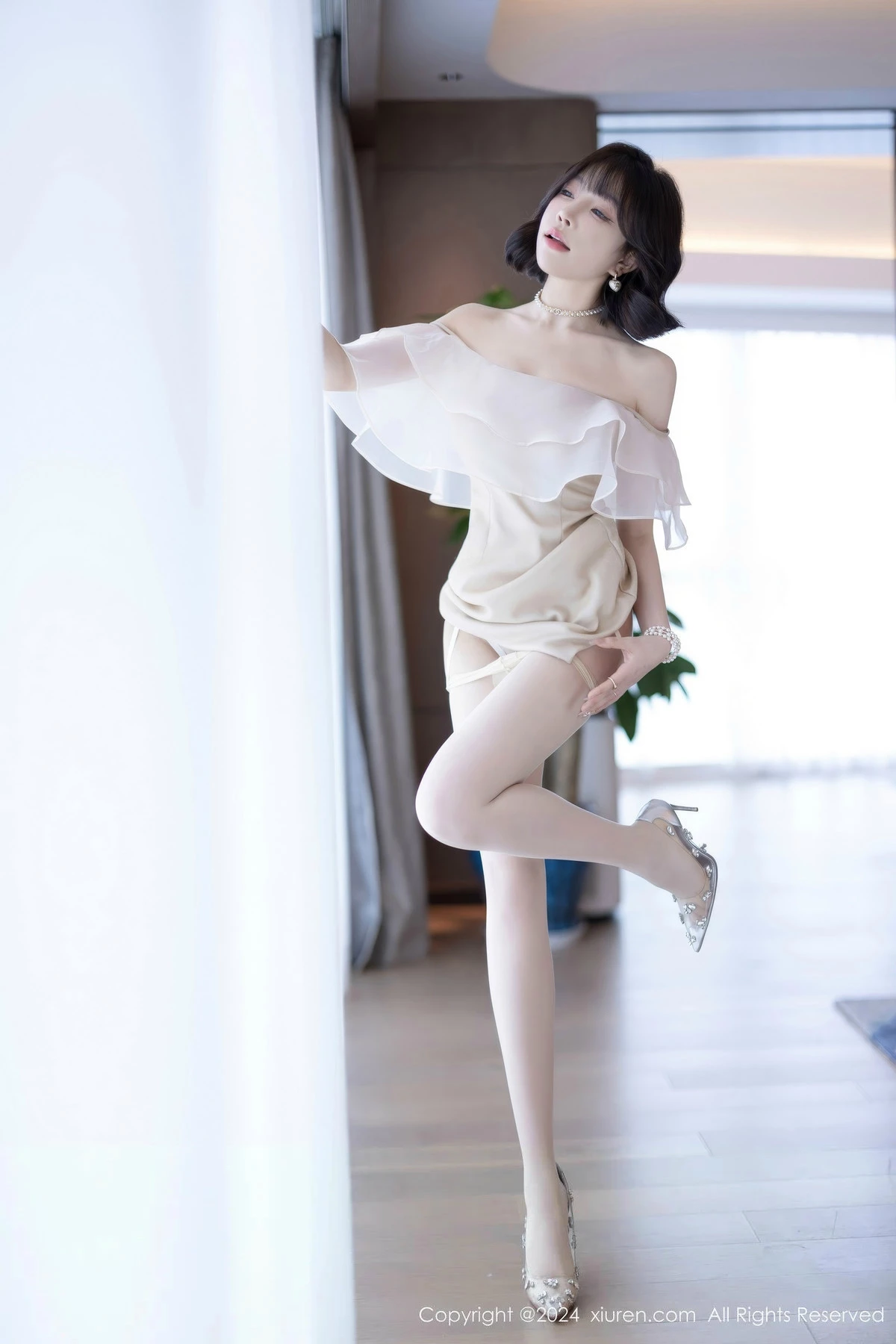 [[XiuRen秀人网]秀人网]No.8917_女神徐莉芝Booty性感浅色连衣短裙+黑色情趣内衣迷人诱惑写真90P