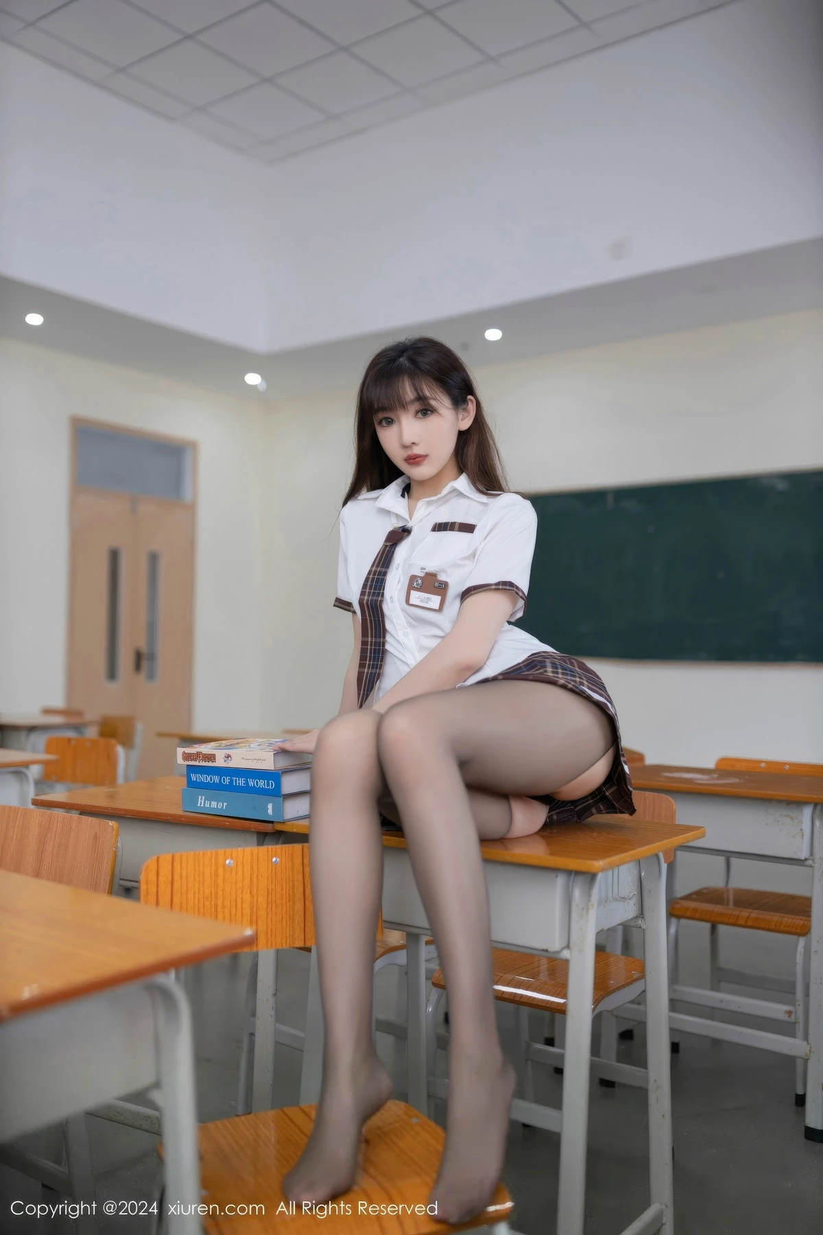 [[XiuRen秀人网]秀人网]No.8918_模特陆萱萱学生制服露情趣内衣配开档黑丝秀完美身材诱惑写真80P