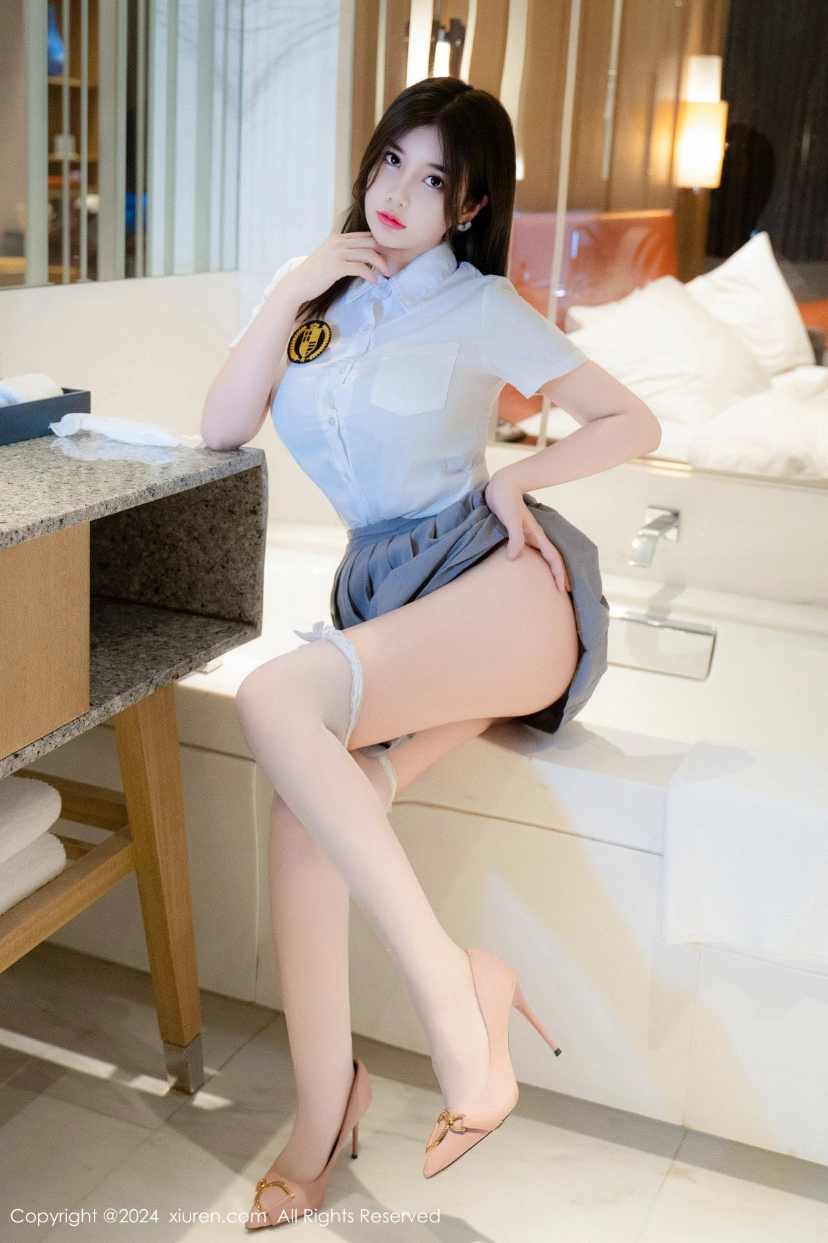 [[XiuRen秀人网]秀人网]No.9066_模特周jojobaby性感白T露蕾丝内衣配白丝袜秀丰腴翘臀诱惑写真83P