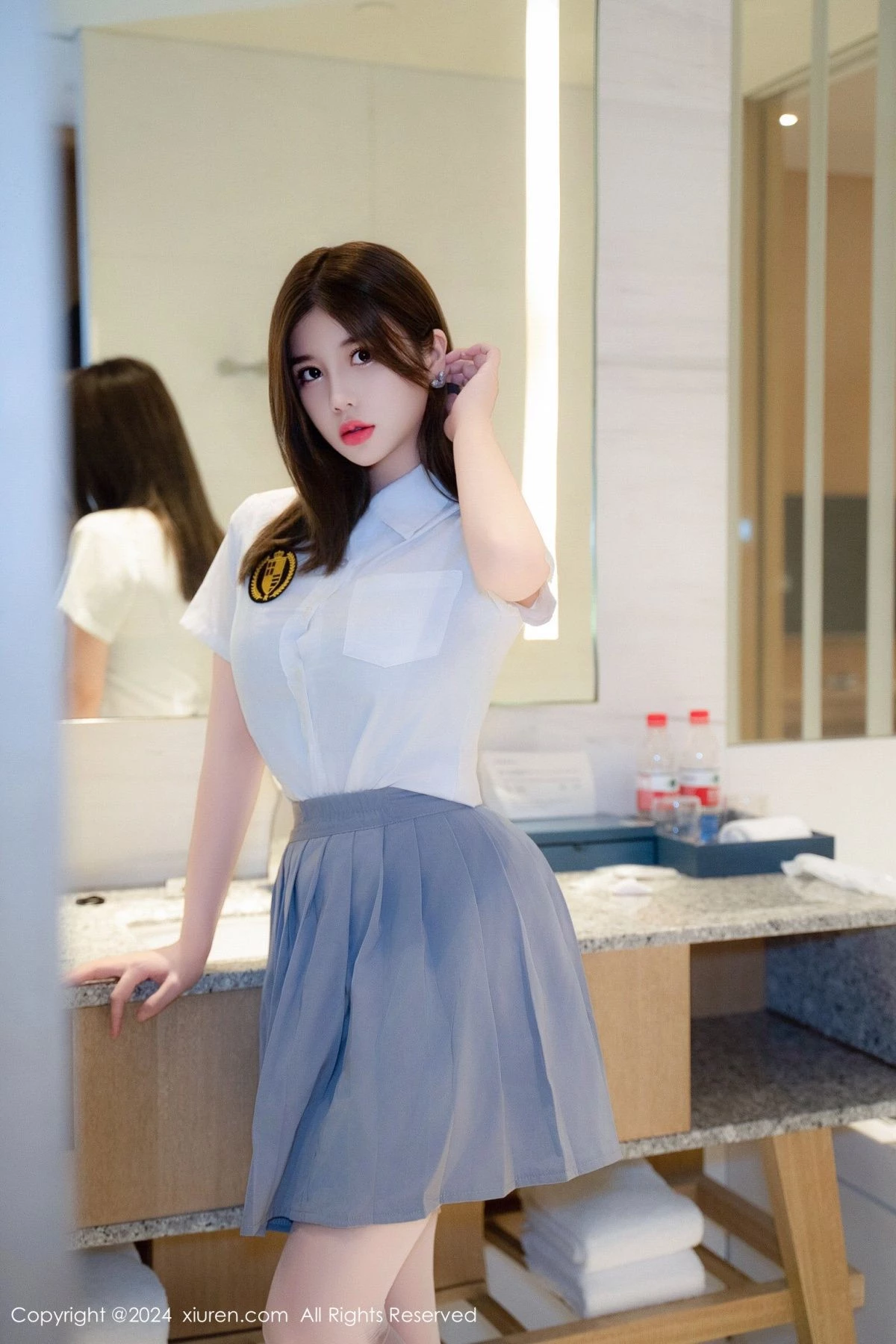 [[XiuRen秀人网]秀人网]No.9066_模特周jojobaby性感白T露蕾丝内衣配白丝袜秀丰腴翘臀诱惑写真83P