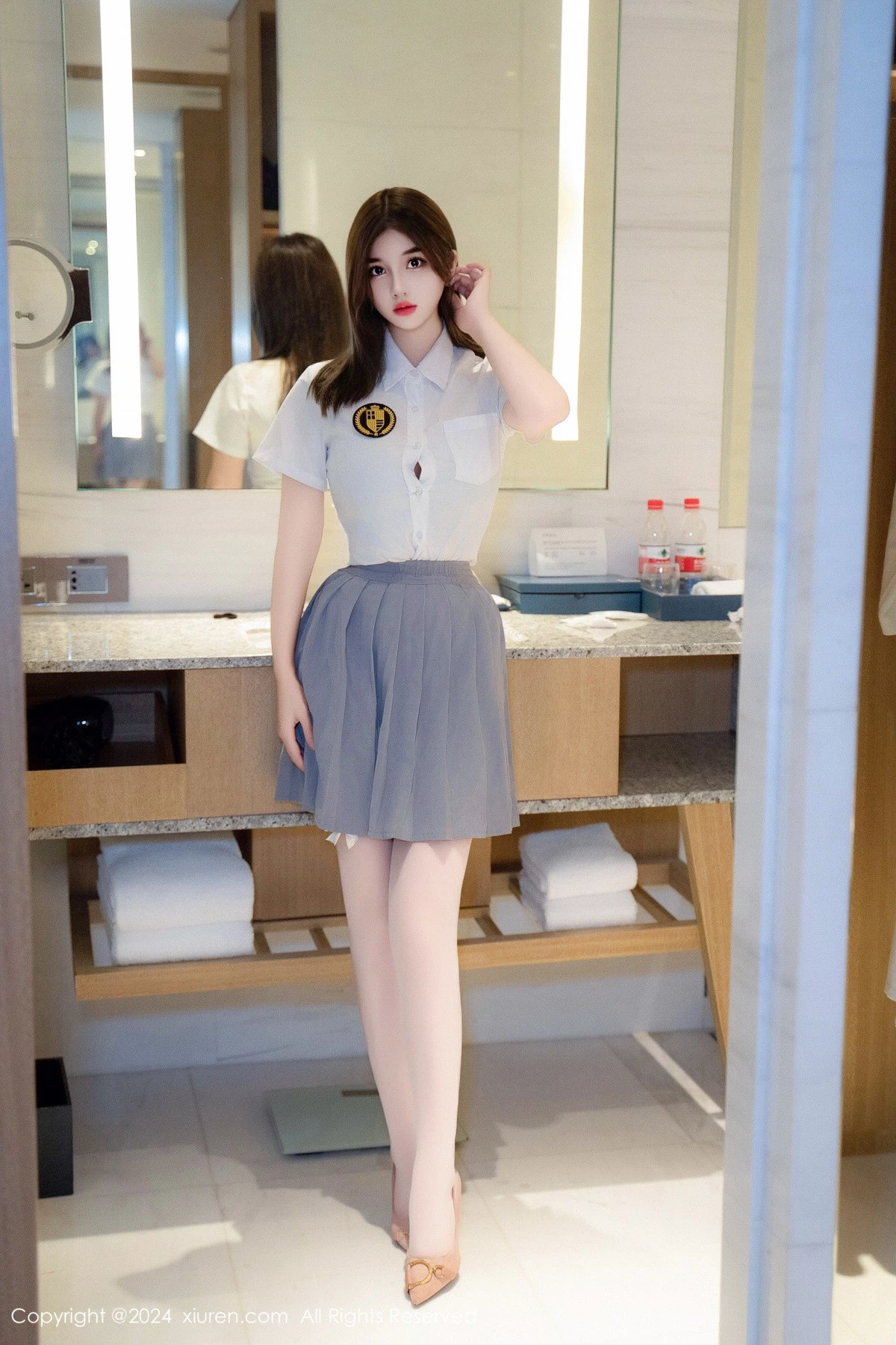 [[XiuRen秀人网]秀人网]No.9066_模特周jojobaby性感白T露蕾丝内衣配白丝袜秀丰腴翘臀诱惑写真83P